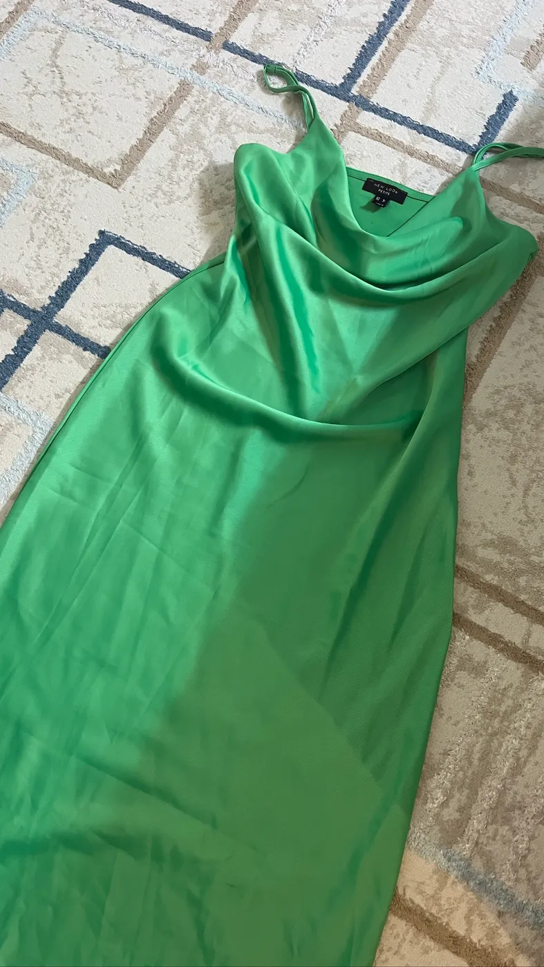 فستان ستن اخضر قياس M/L