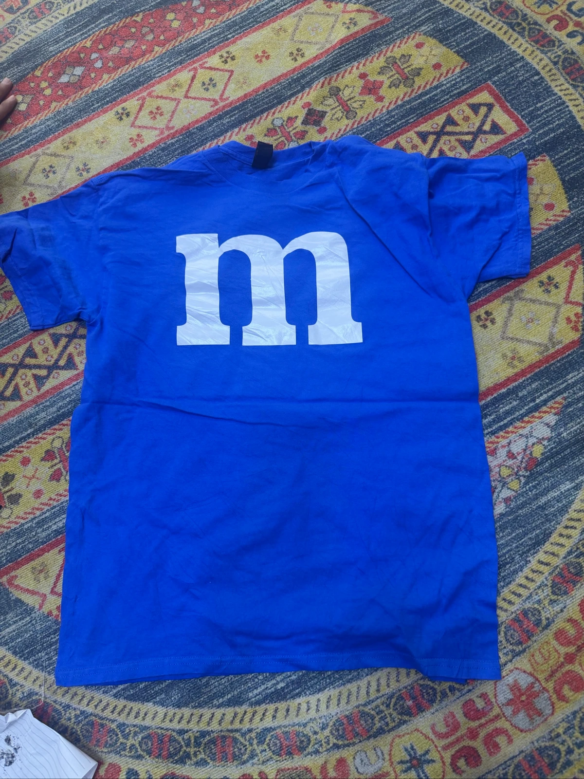 تيشيرت أزرق بشعار M&M's