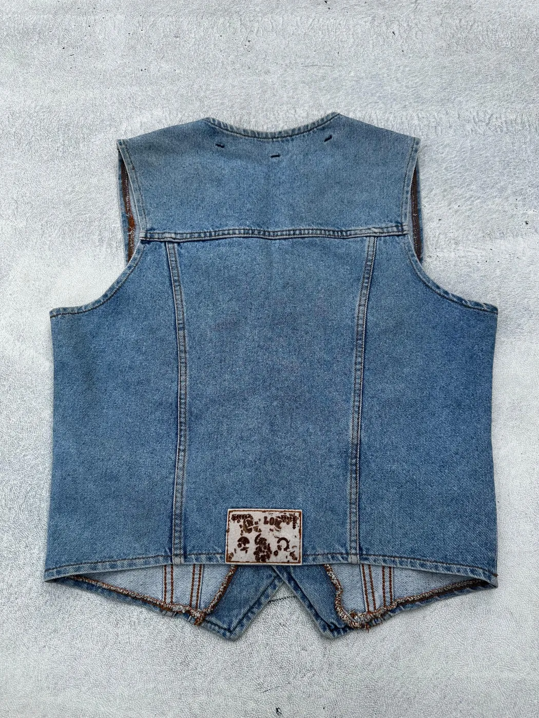 سترة جينز كلاسيكية بدون أكمام (Vintage Denim Vest) - صورة 2