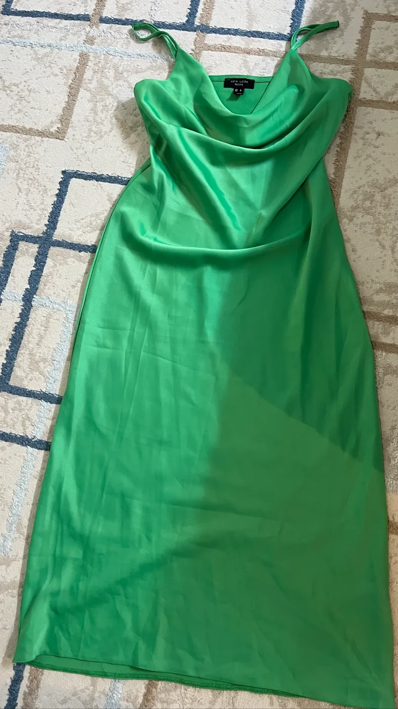 فستان ستن اخضر قياس M/L - صورة 2