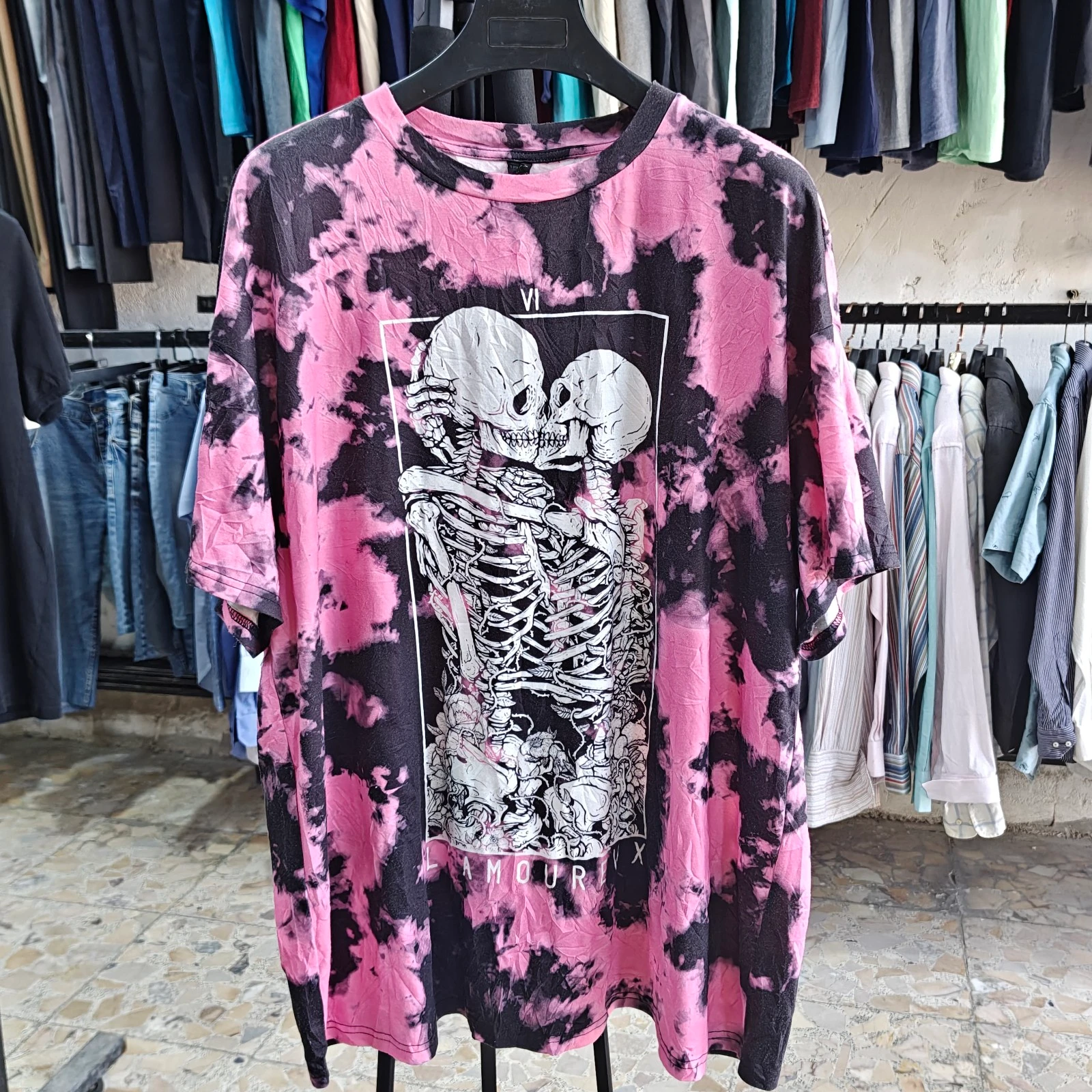 تيشيرت تايداي وردي وأسود بطبعة جماجم | Pink & Black Tie-Dye Skull T-shirt
