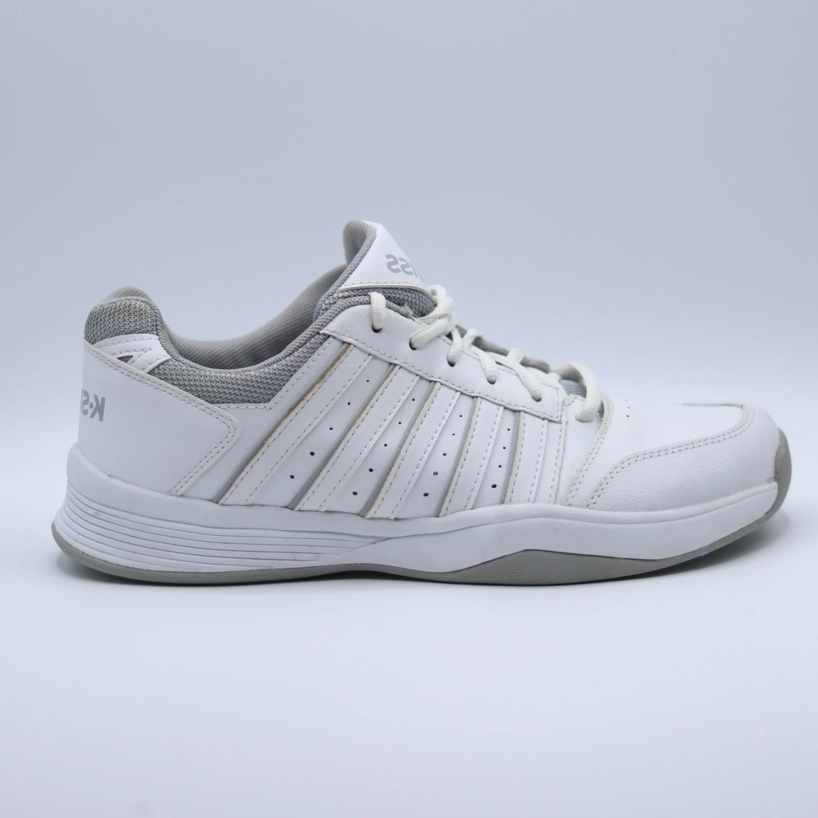 قياس ٤٠ حذاء رياضي K-Swiss أبيض ورمادي