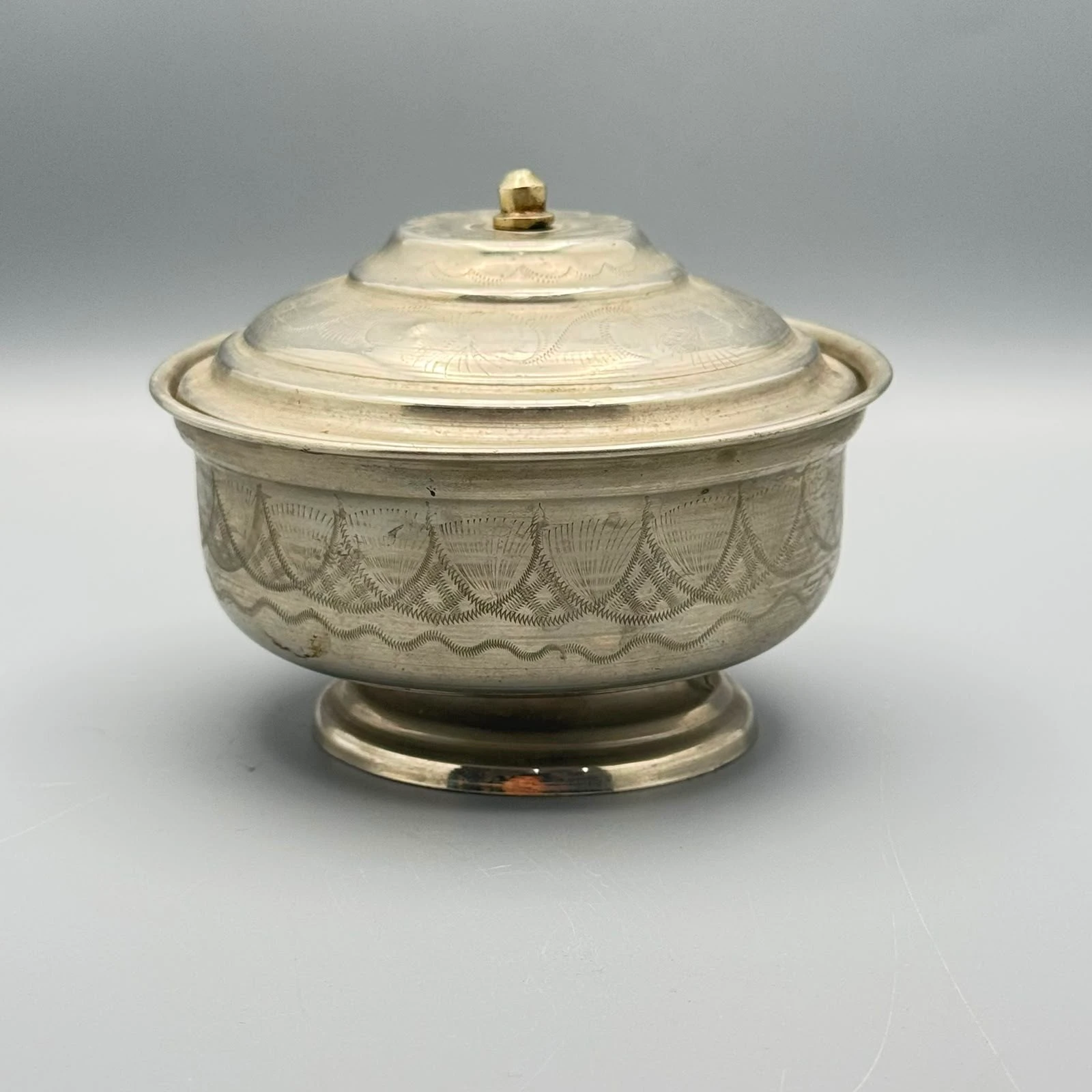 وعاء معدني مزخرف بغطاء | Silver-Colored Engraved Lidded Bowl