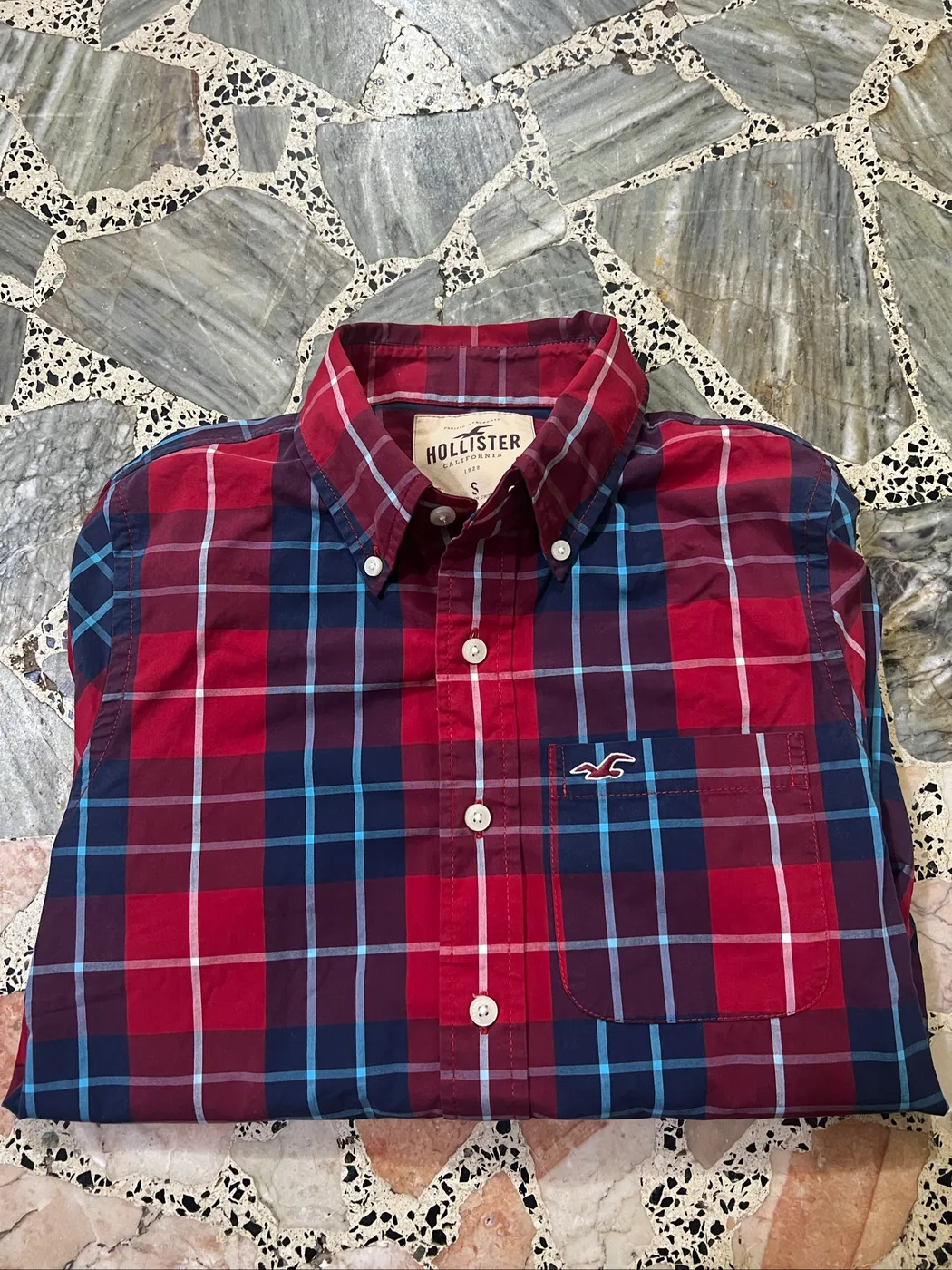 قميص هوليستر (Hollister)