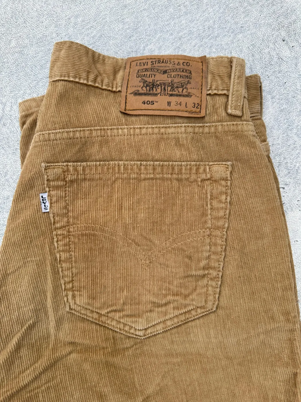 بنطال مخمل (Corduroy) كلاسيكي من إنتاج شركة Levi Strauss & Co. الشهيرة - صورة 3