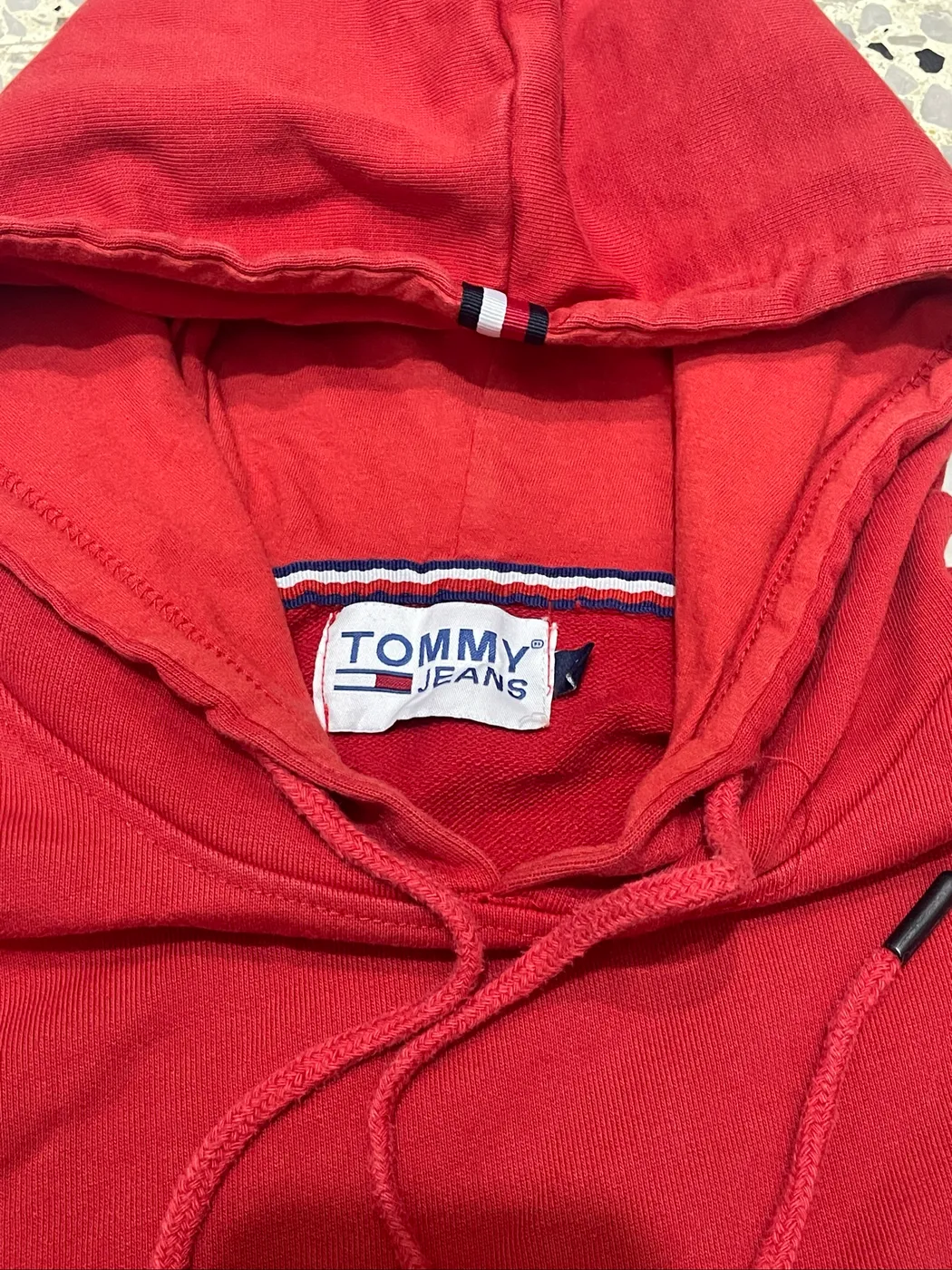 هوديي باللون الأحمر من علامة تومي جينز (Tommy Jeans) - صورة 3