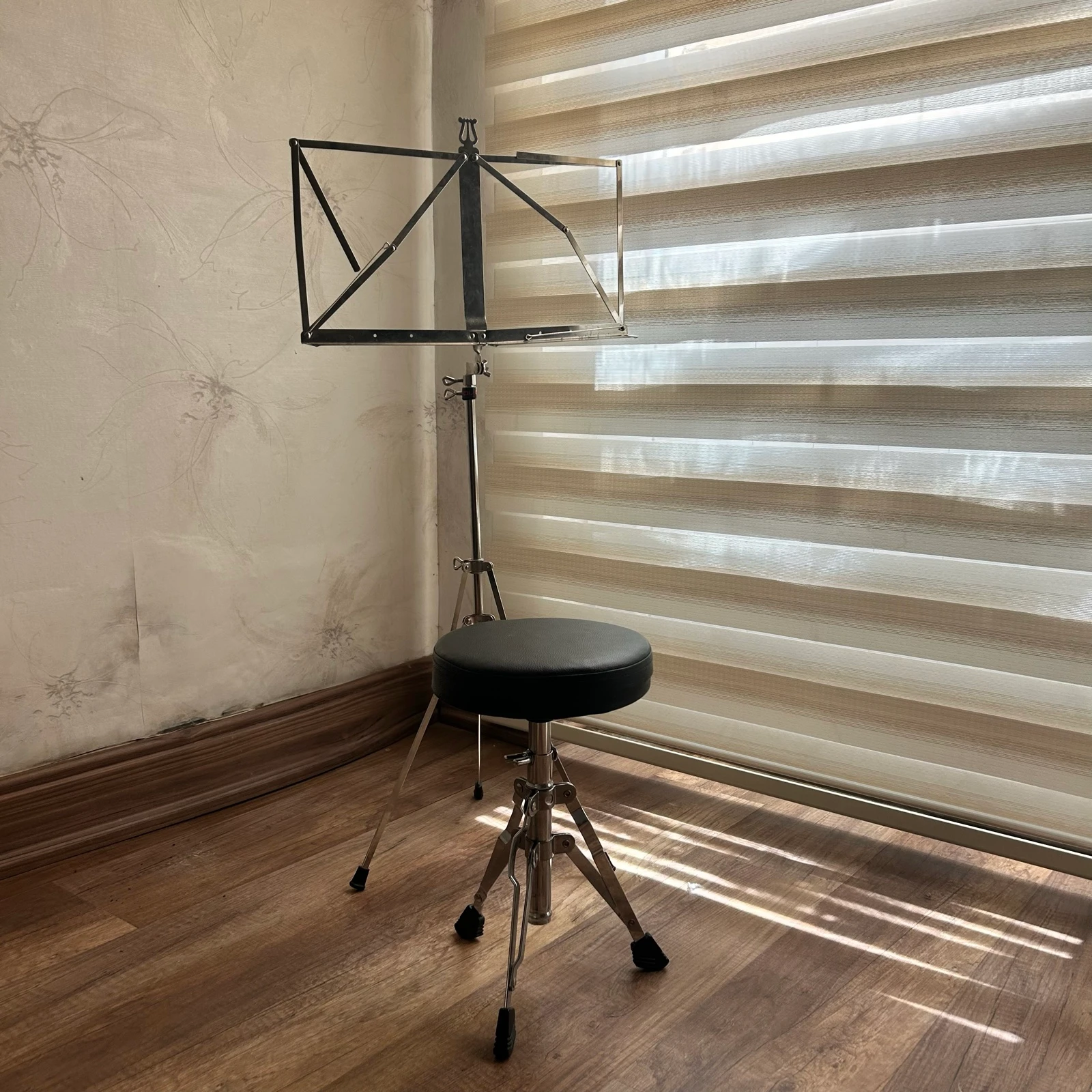 ستاند نوتات ومقعد آلة موسيقية | Music Stand and Instrument Stool