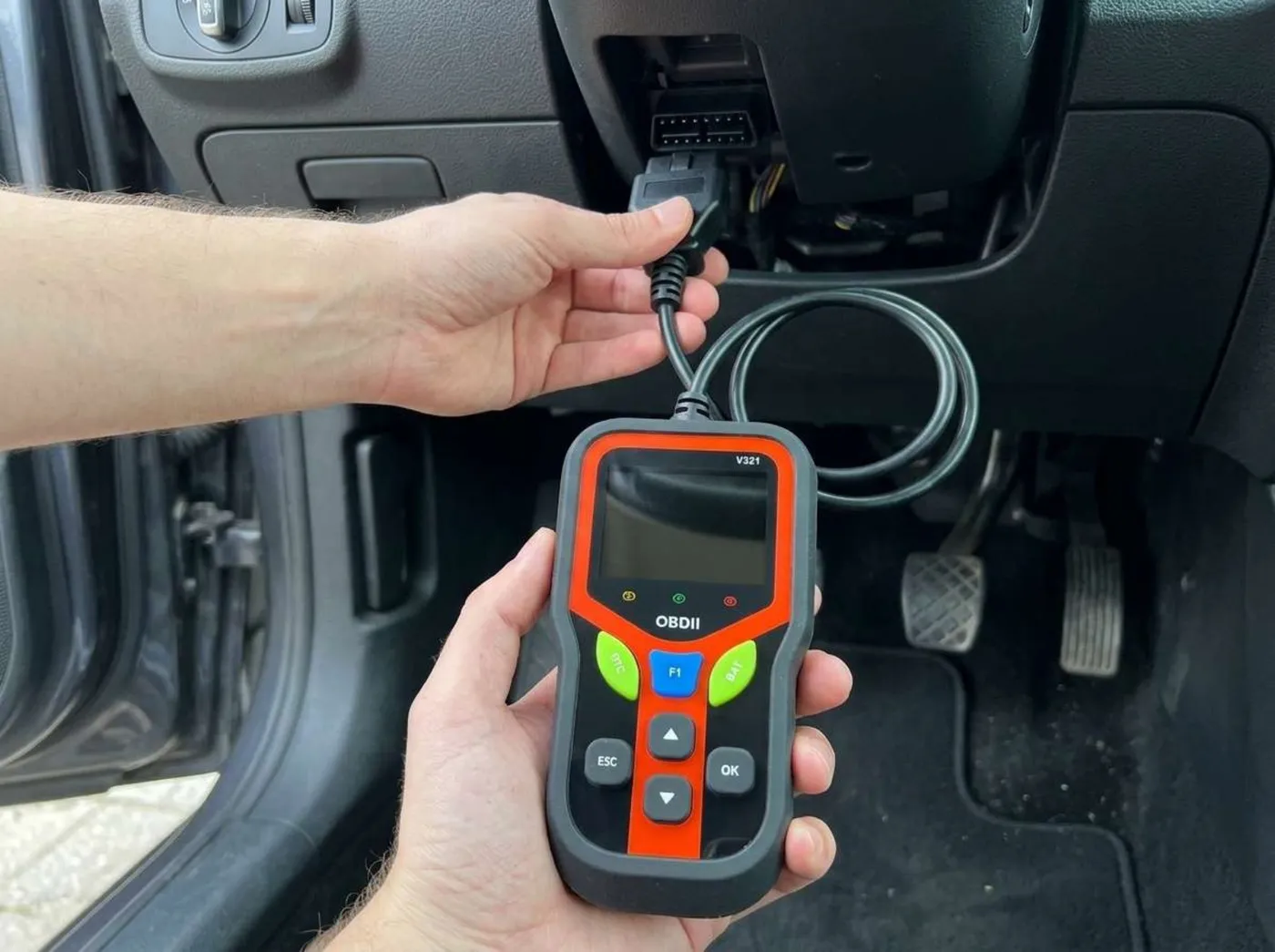 جهاز فحص سيارات OBDII موديل V321