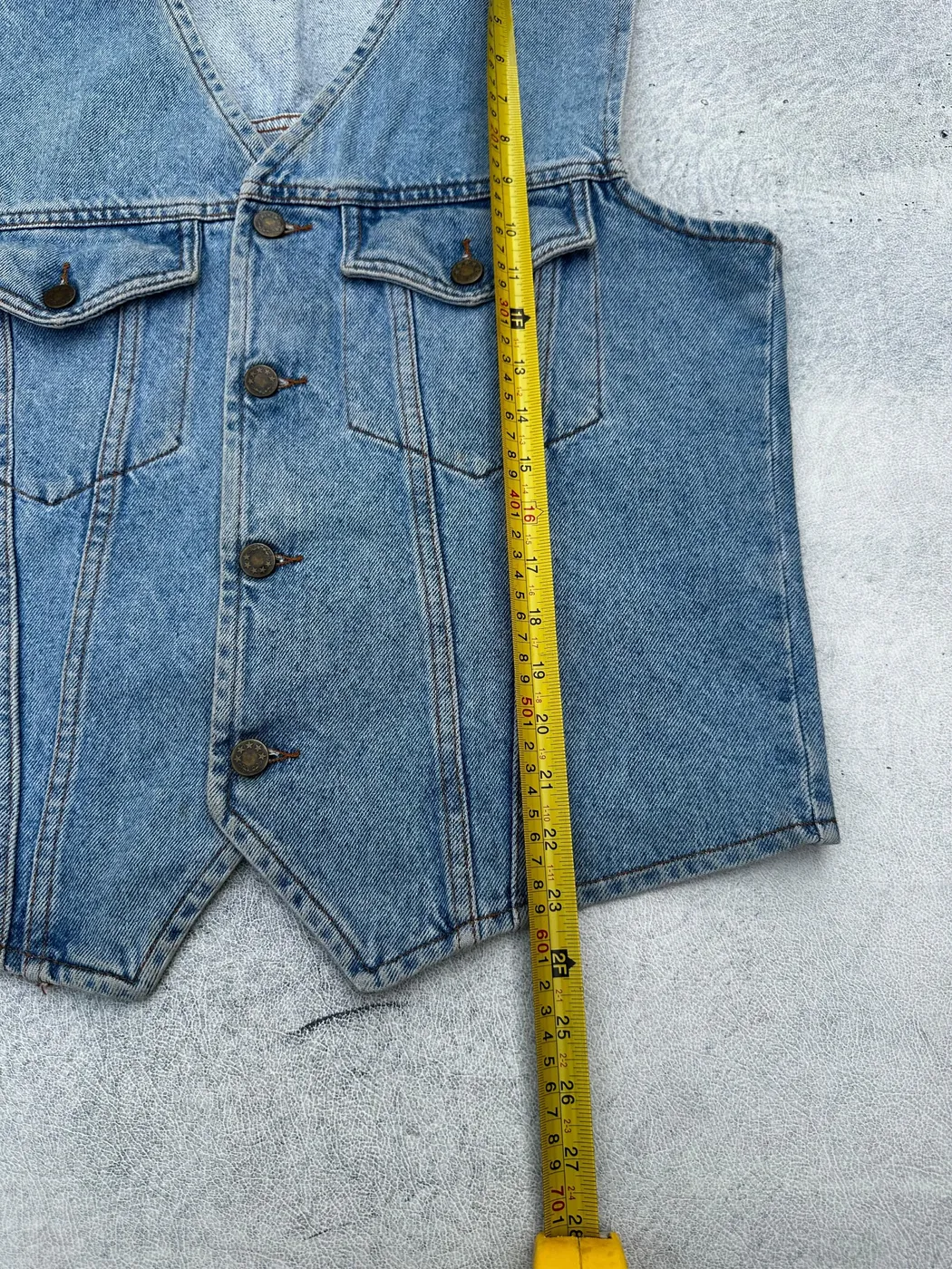 سترة جينز كلاسيكية بدون أكمام (Vintage Denim Vest) - صورة 4