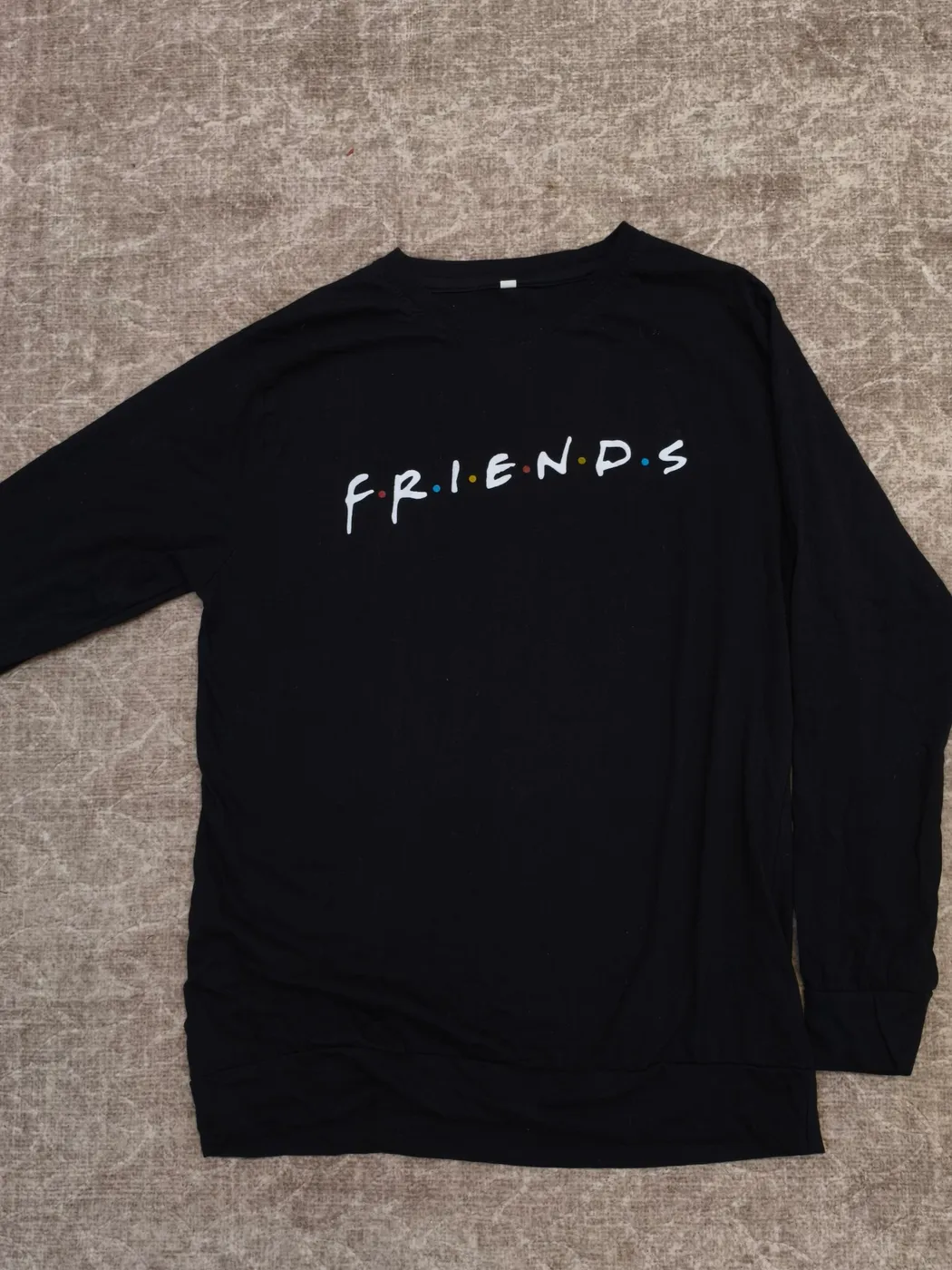 تيشيرت Friends أسود بأكمام طويلة