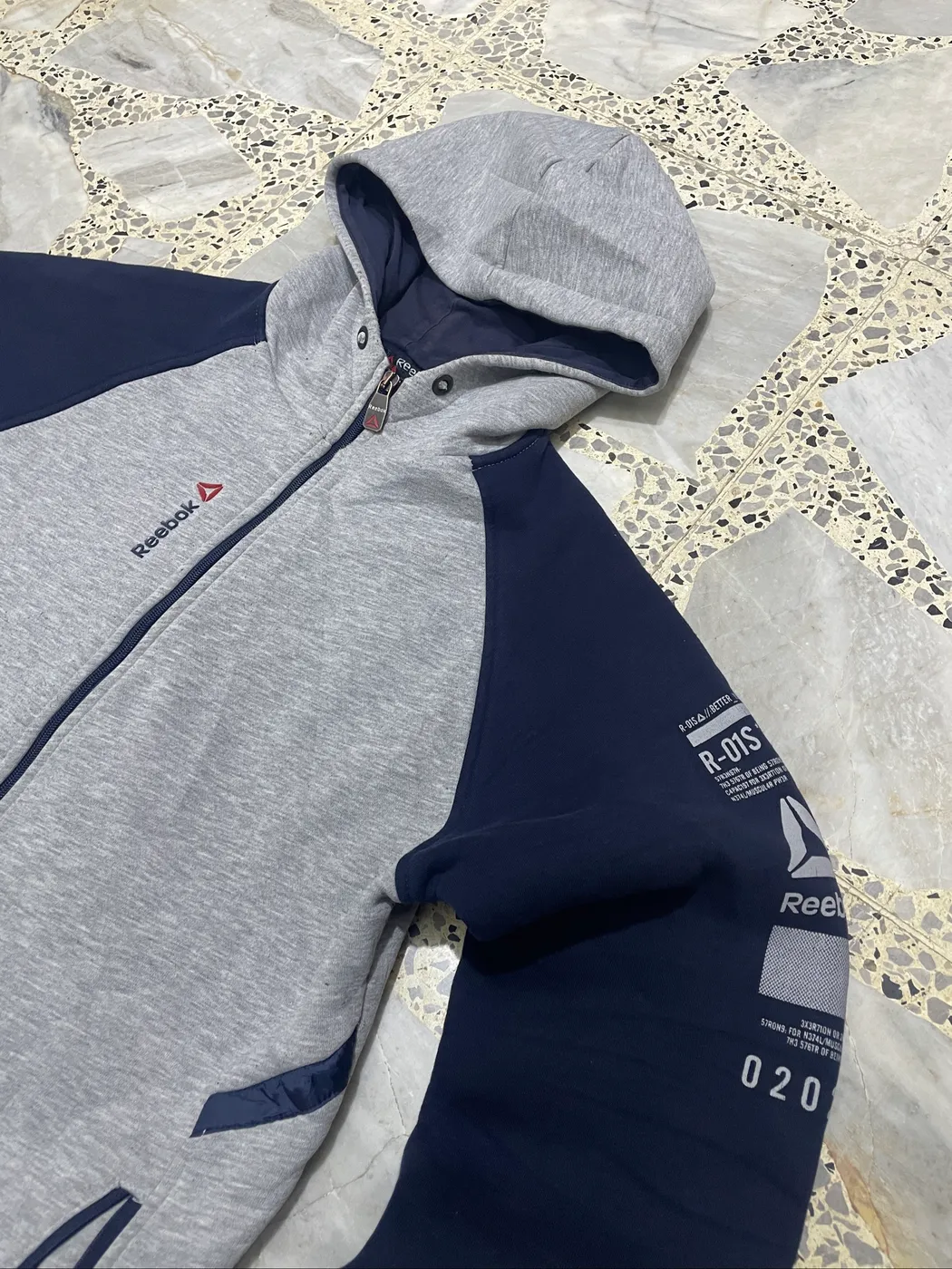 هودي رياضي بسحاب كامـل من علامة ريبوك (Reebok) - صورة 2
