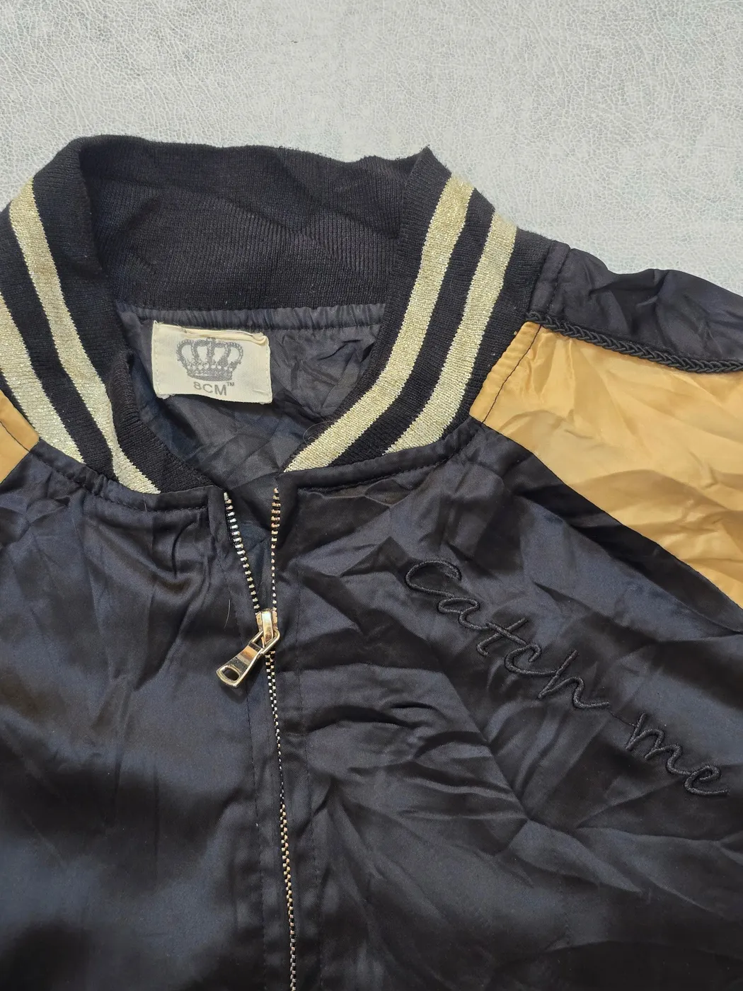 .جاكيت سوكاجان (Sukajan Jacket) وهو النمط الياباني التقليدي الشهير لسترات البومبر التذكارية اسود وذهبي مقاس M - صورة 2