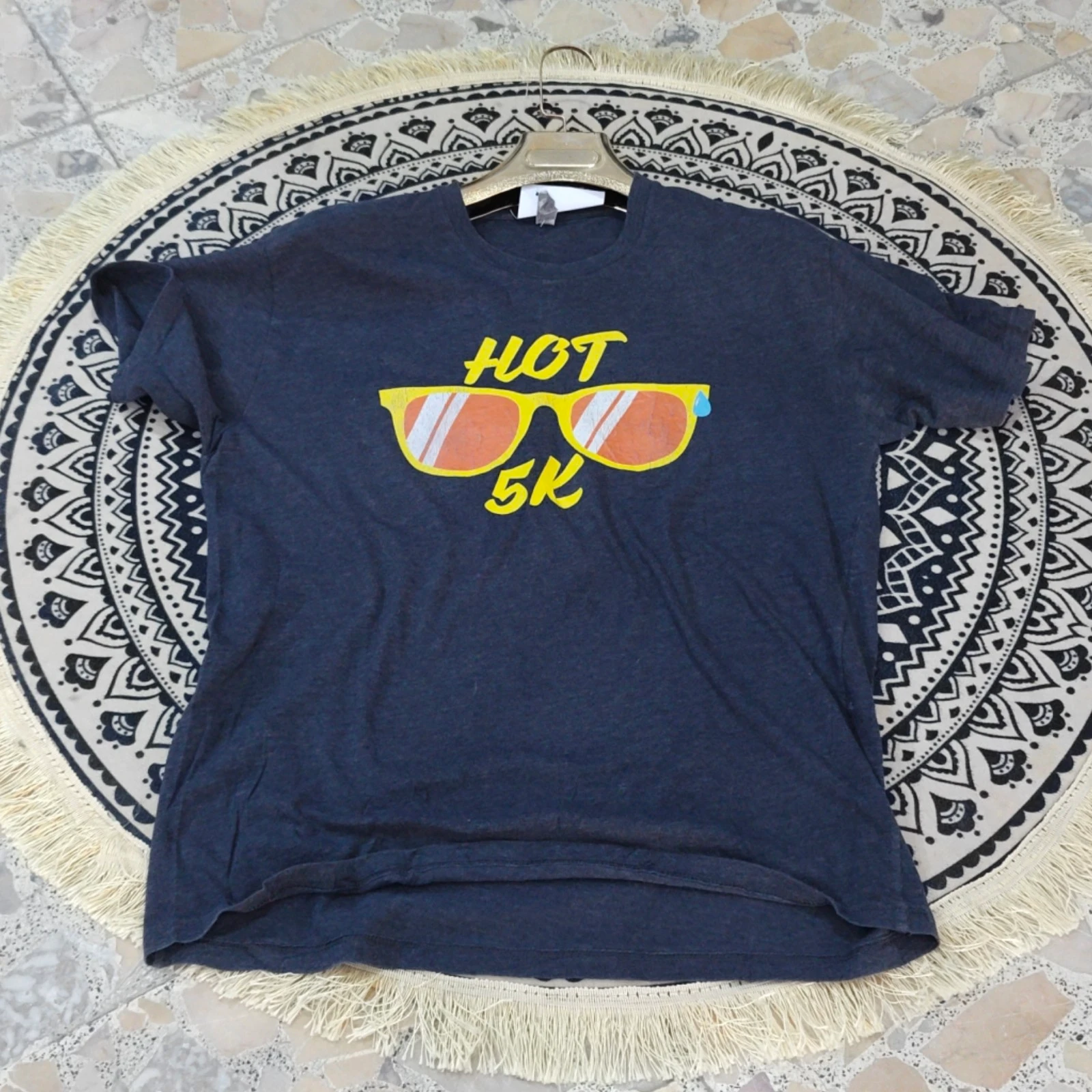 تيشيرت أزرق بطبعة نظارات شمسية 'HOT 5K'