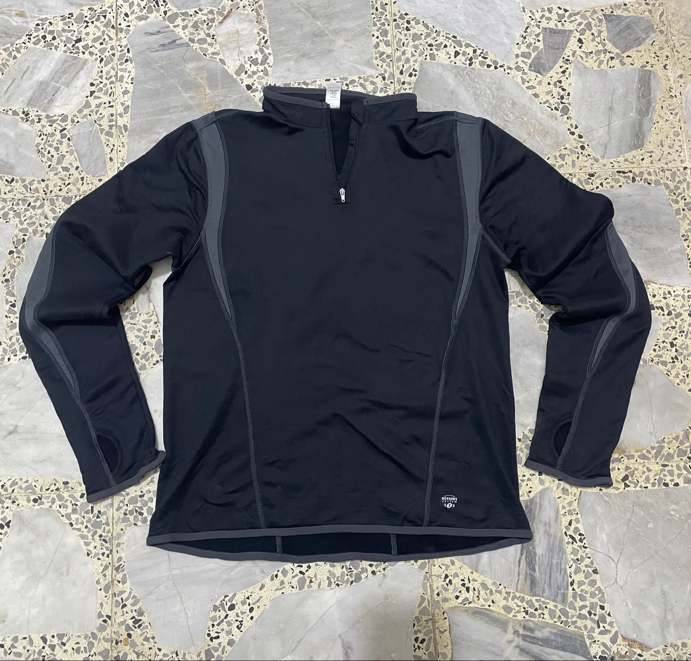 بلوز رياضي من علامة Kalenji (العلامة التجارية الخاصة بالجري من Decathlon)