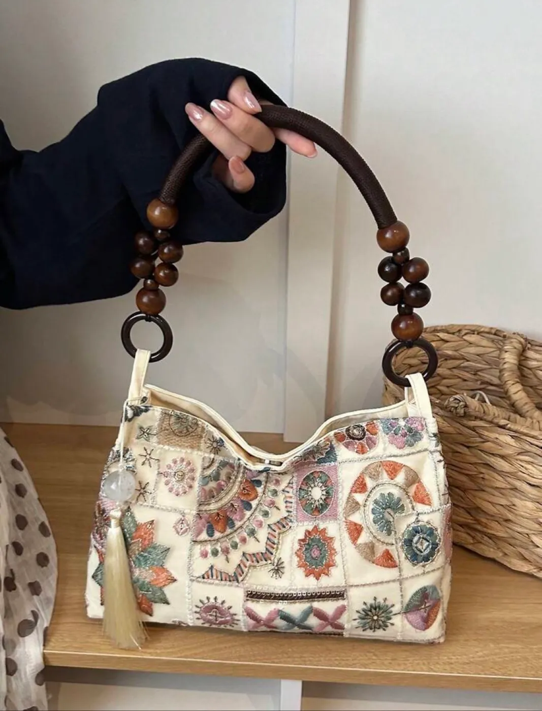 حقيبة يد نسائية F.F.FANBAGS بتطريز ملون - صورة 2