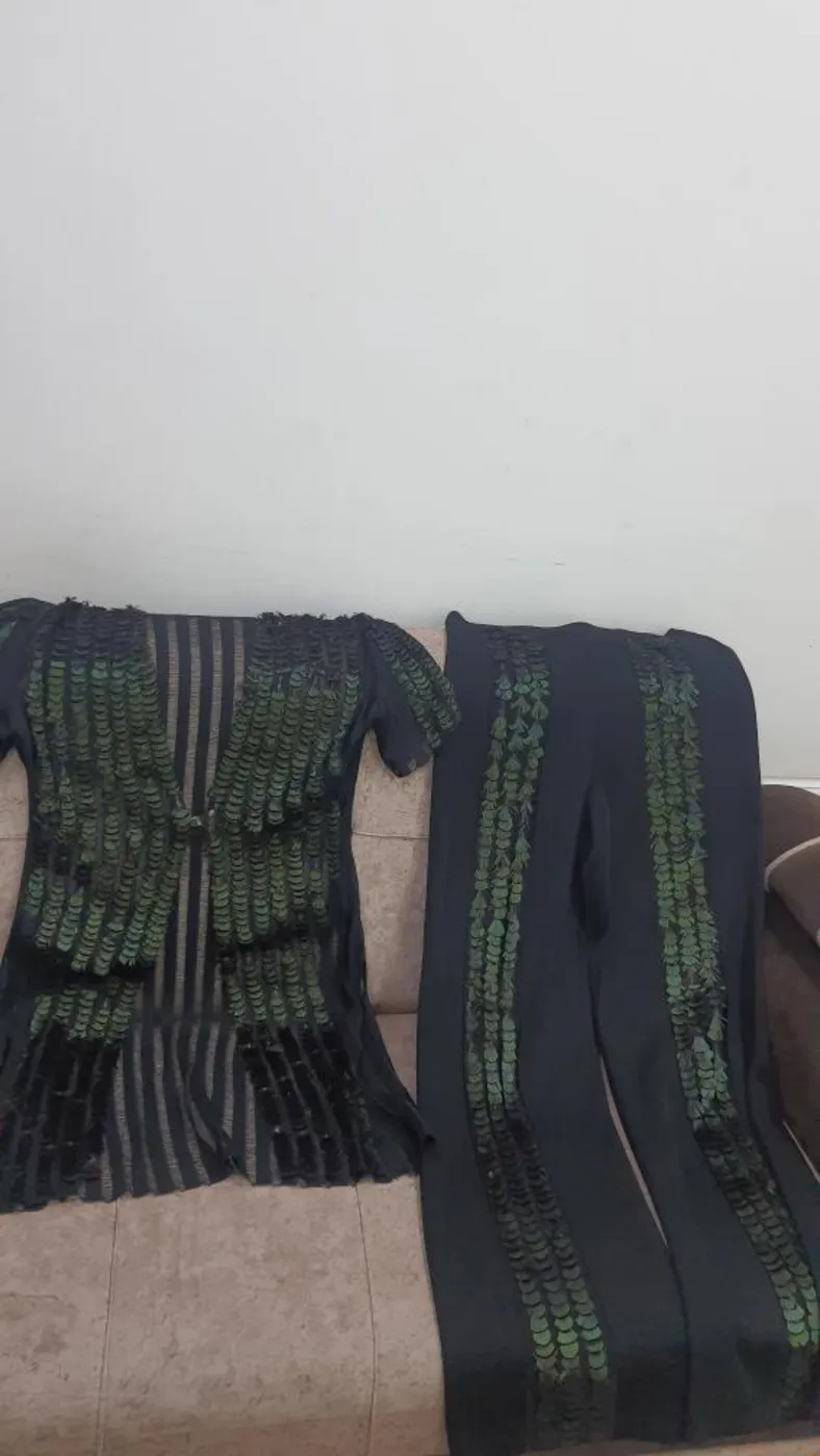 بدله لون اسود وزيتوني .ماركه اصليه عالميه القياس ٤٢