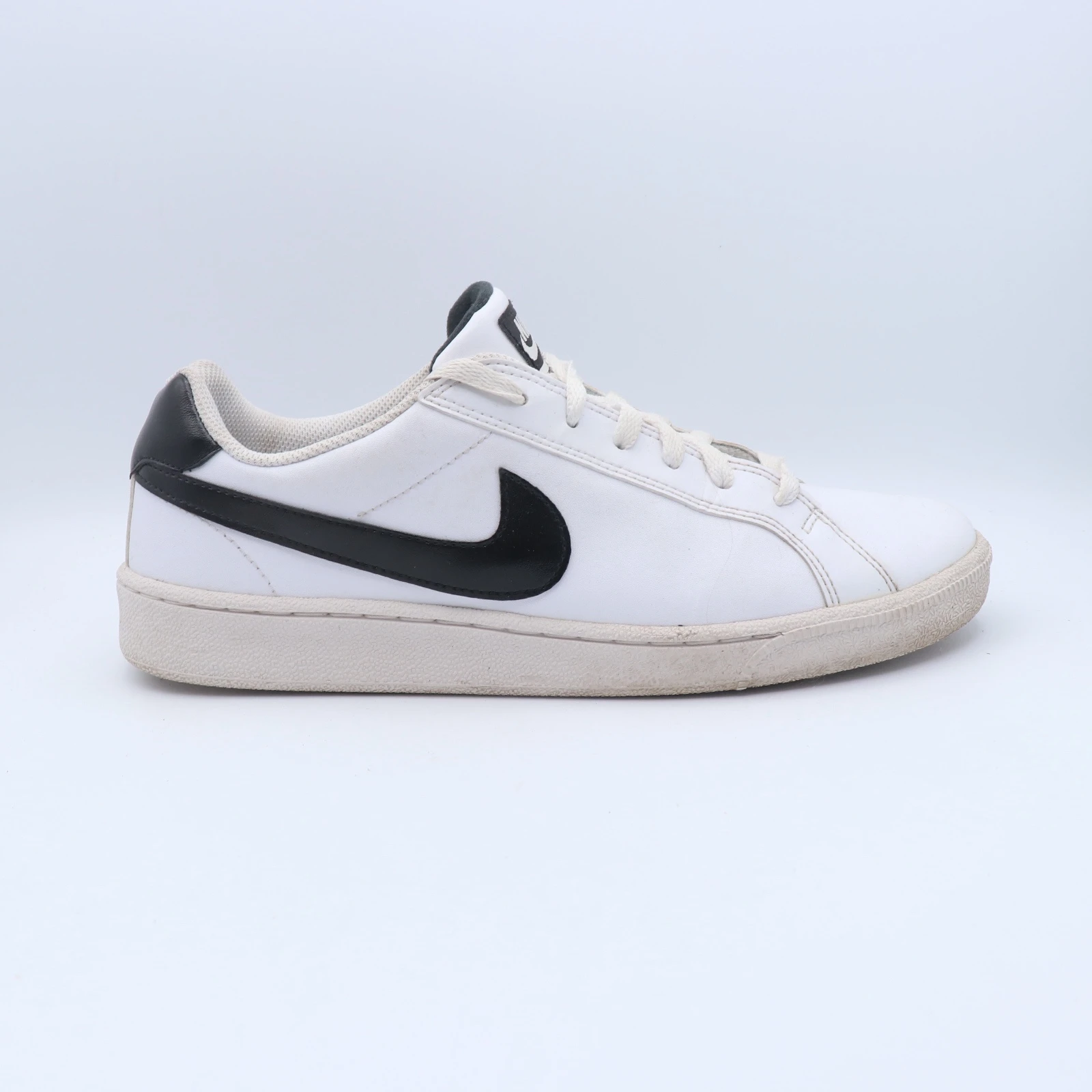حذاء نايكي رياضي أبيض وأسود | Nike White & Black Athletic Shoes