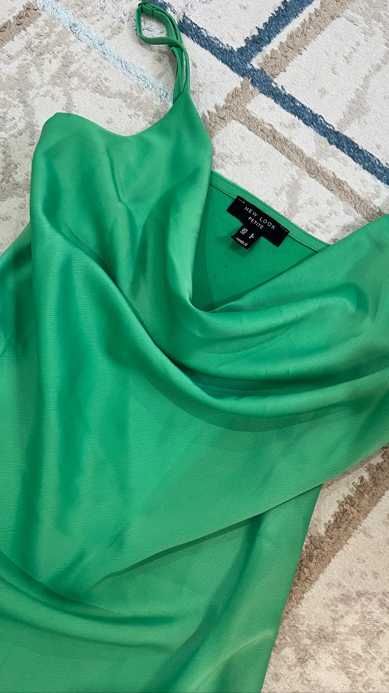 فستان ستن اخضر قياس M/L - صورة 3