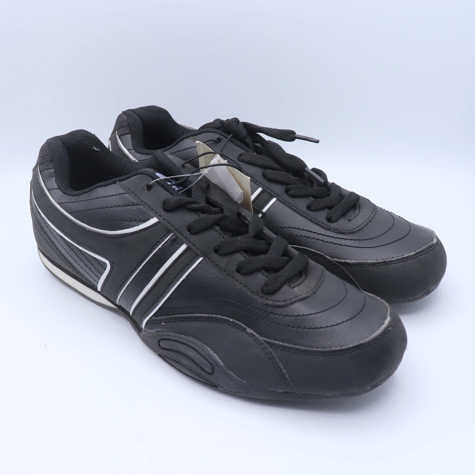 حذاء رياضي أسود بخطوط بيضاء | Black Sports Shoes with White Stripes