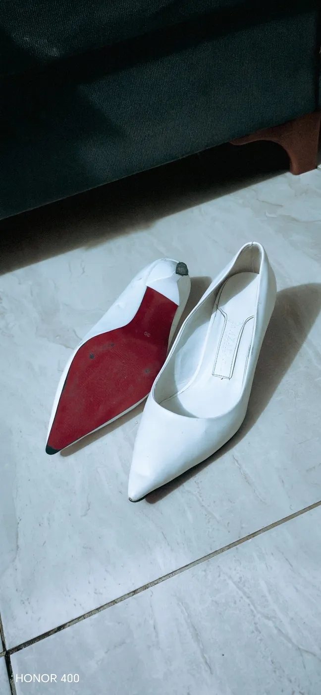 حذاء كعب ماركة Christian Louboutin) - صورة 2