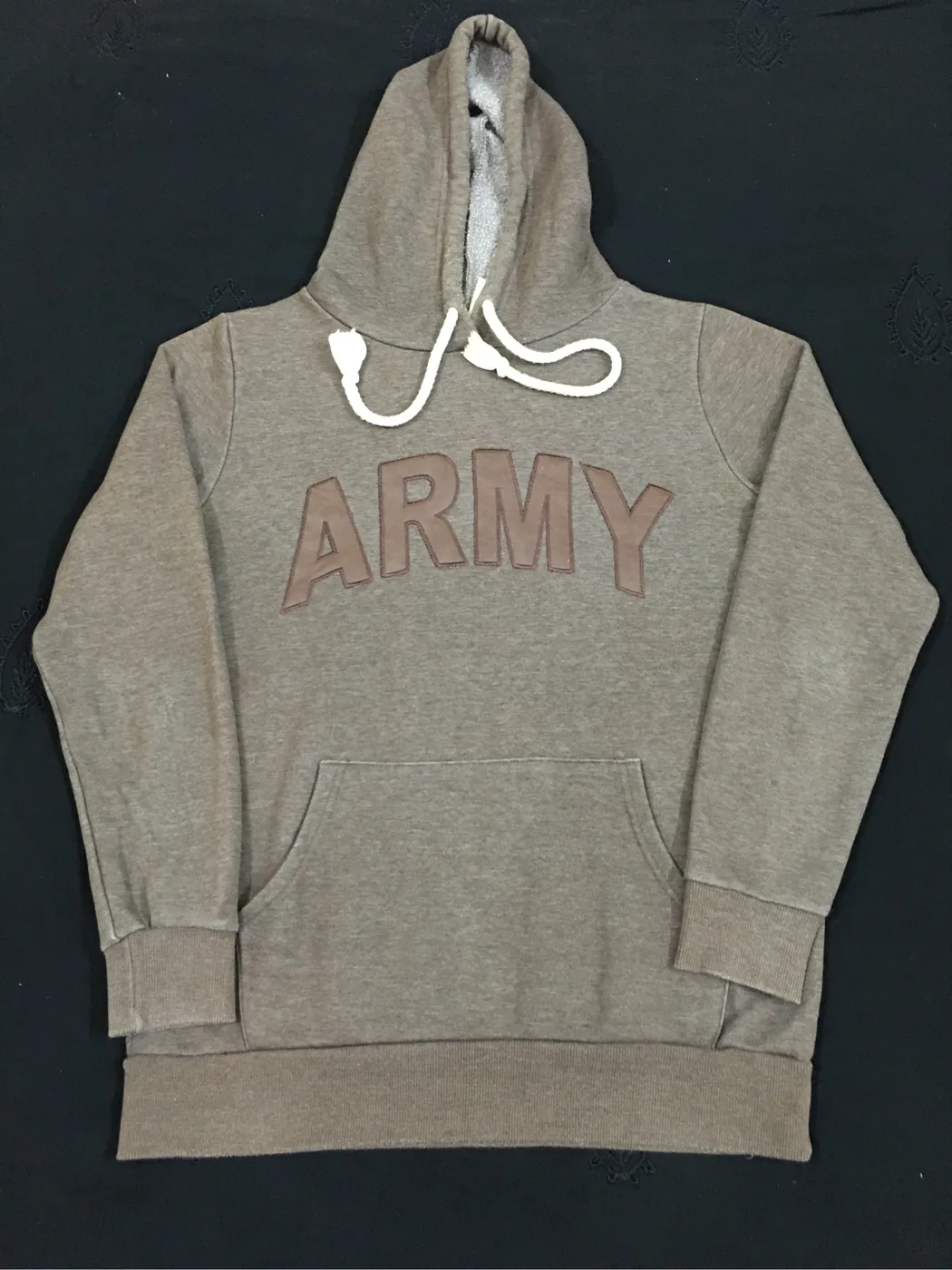 هودي لون بيجي مطبوع ARMY