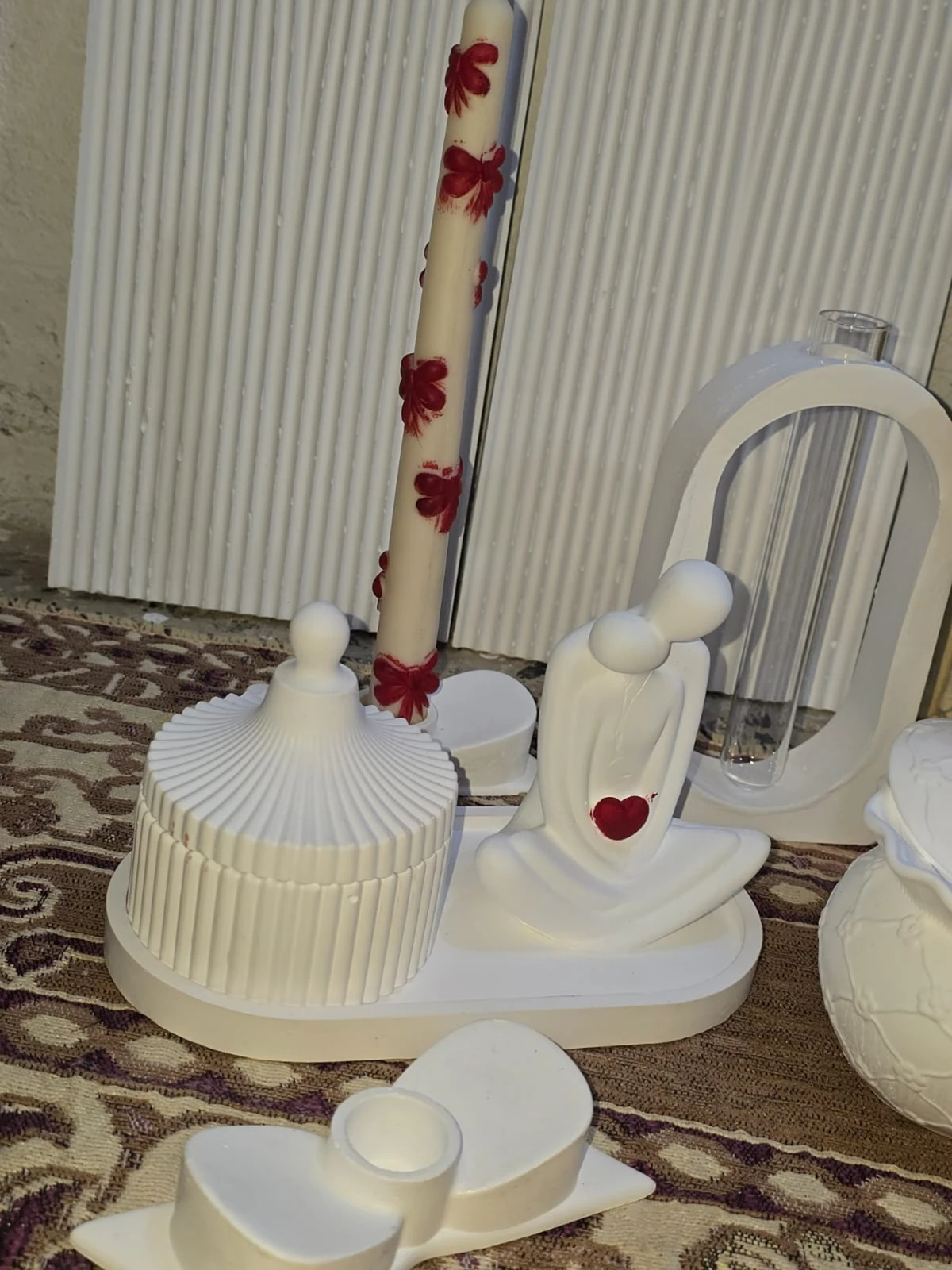 طقم ديكور منزلي أبيض مع شمعة وزهرية | White Home Decor Set with Candle and Vase