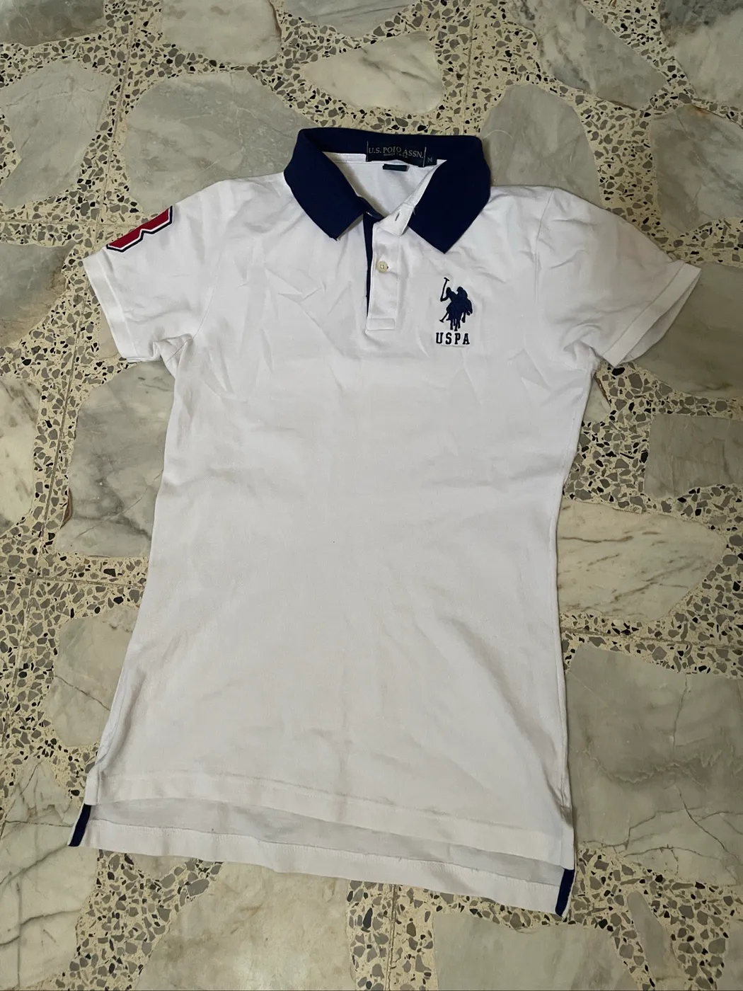 تيشيرت بولو أبيض أنيق من ماركة U.S. Polo Assn
