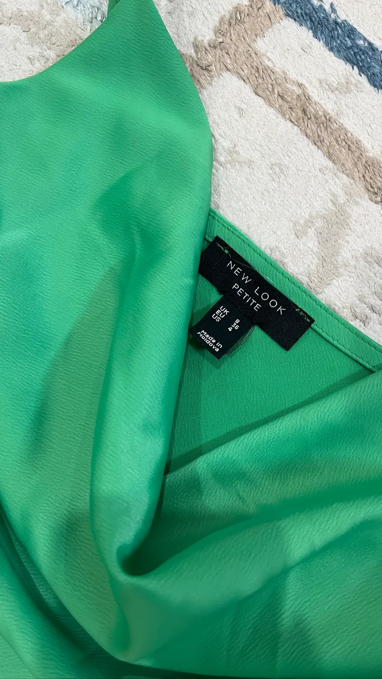 فستان ستن اخضر قياس M/L - صورة 4