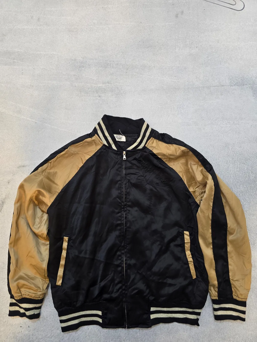 .جاكيت سوكاجان (Sukajan Jacket) وهو النمط الياباني التقليدي الشهير لسترات البومبر التذكارية اسود وذهبي مقاس M - صورة 4