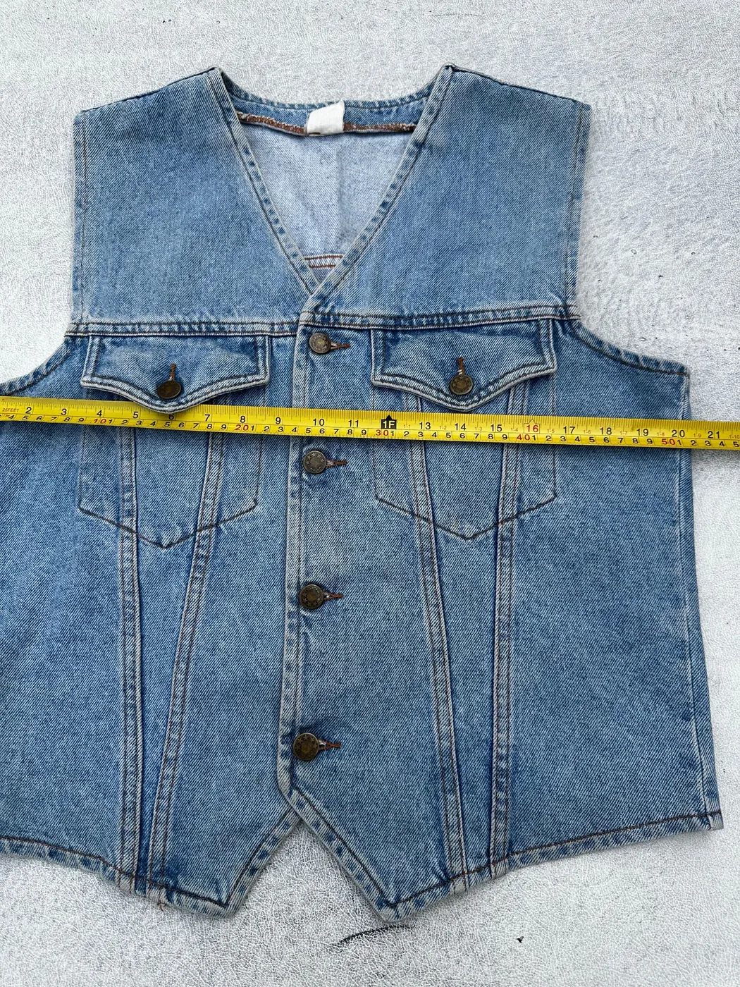 سترة جينز كلاسيكية بدون أكمام (Vintage Denim Vest) - صورة 5