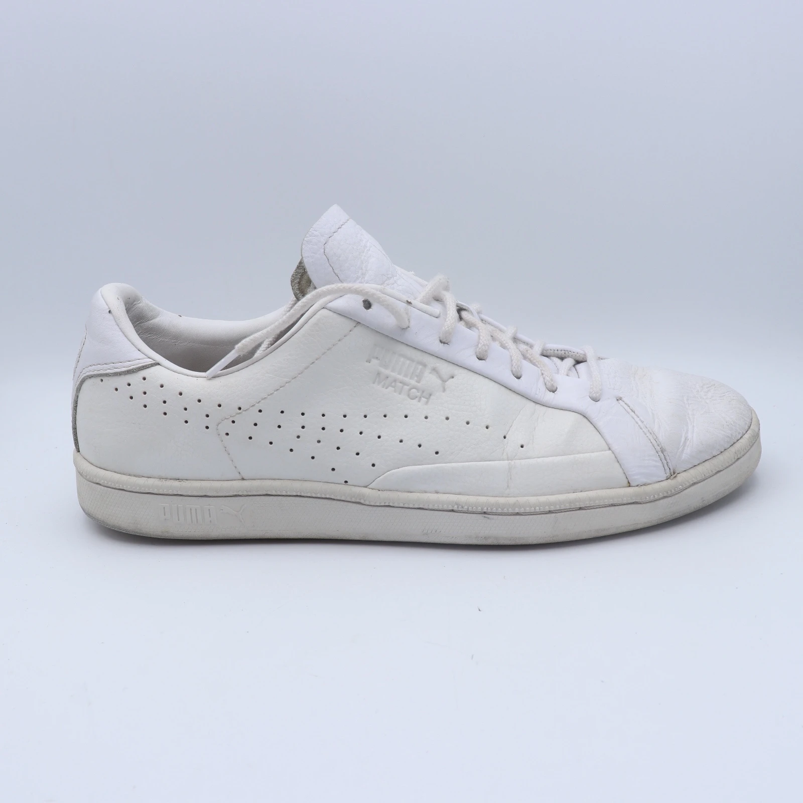 حذاء رياضي بوما ماتش رجالي قياس ٤٣ | White Puma Match Sneakers