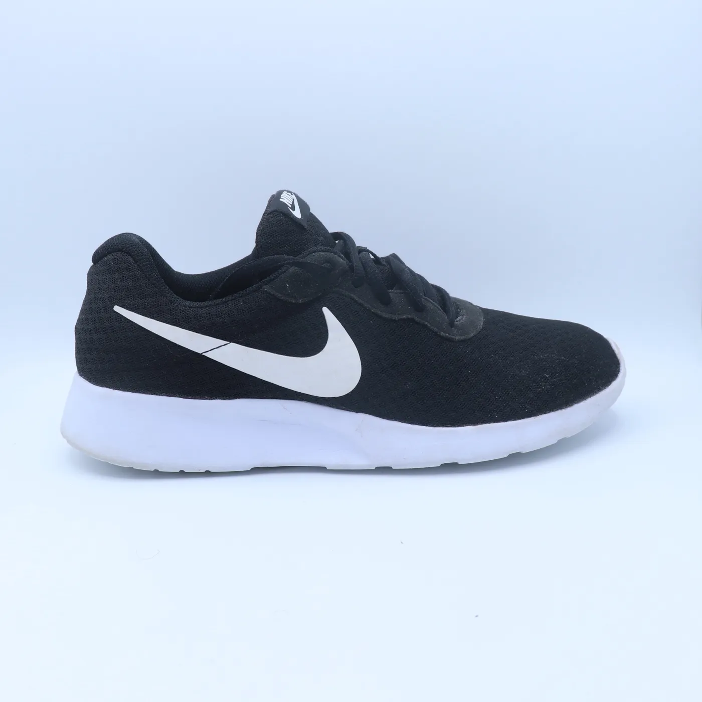 حذاء رياضي نايكي أسود وأبيض | Nike Black and White Athletic Shoe