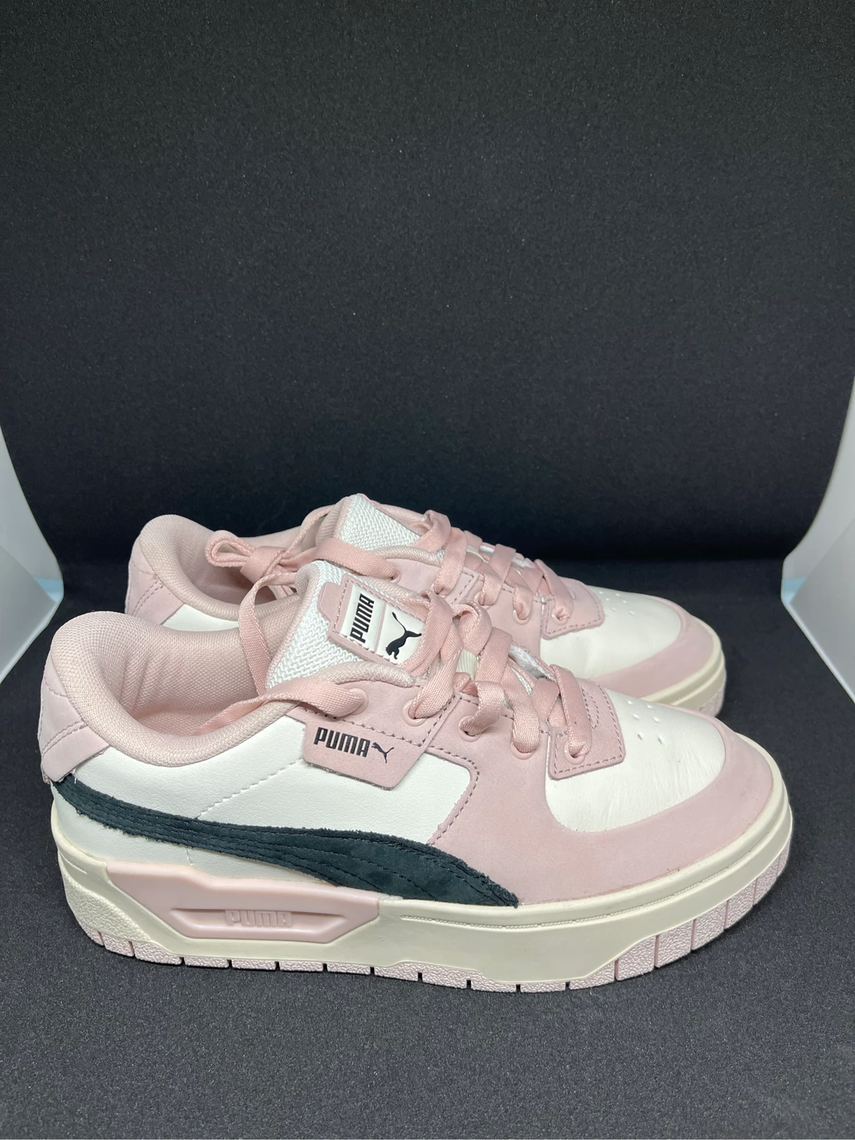 حذاء رياضي بوما وردي وأبيض وكالة غير مستعمل | Puma Pink and White Sneakers