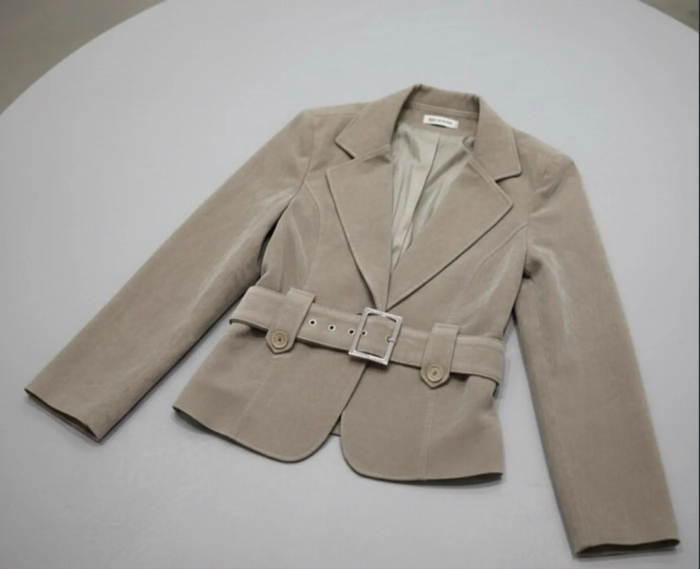جاكيت نسائي بيج بحزام من SPIN & B | Women's Beige Belted Jacket by SPIN & B - صورة 2