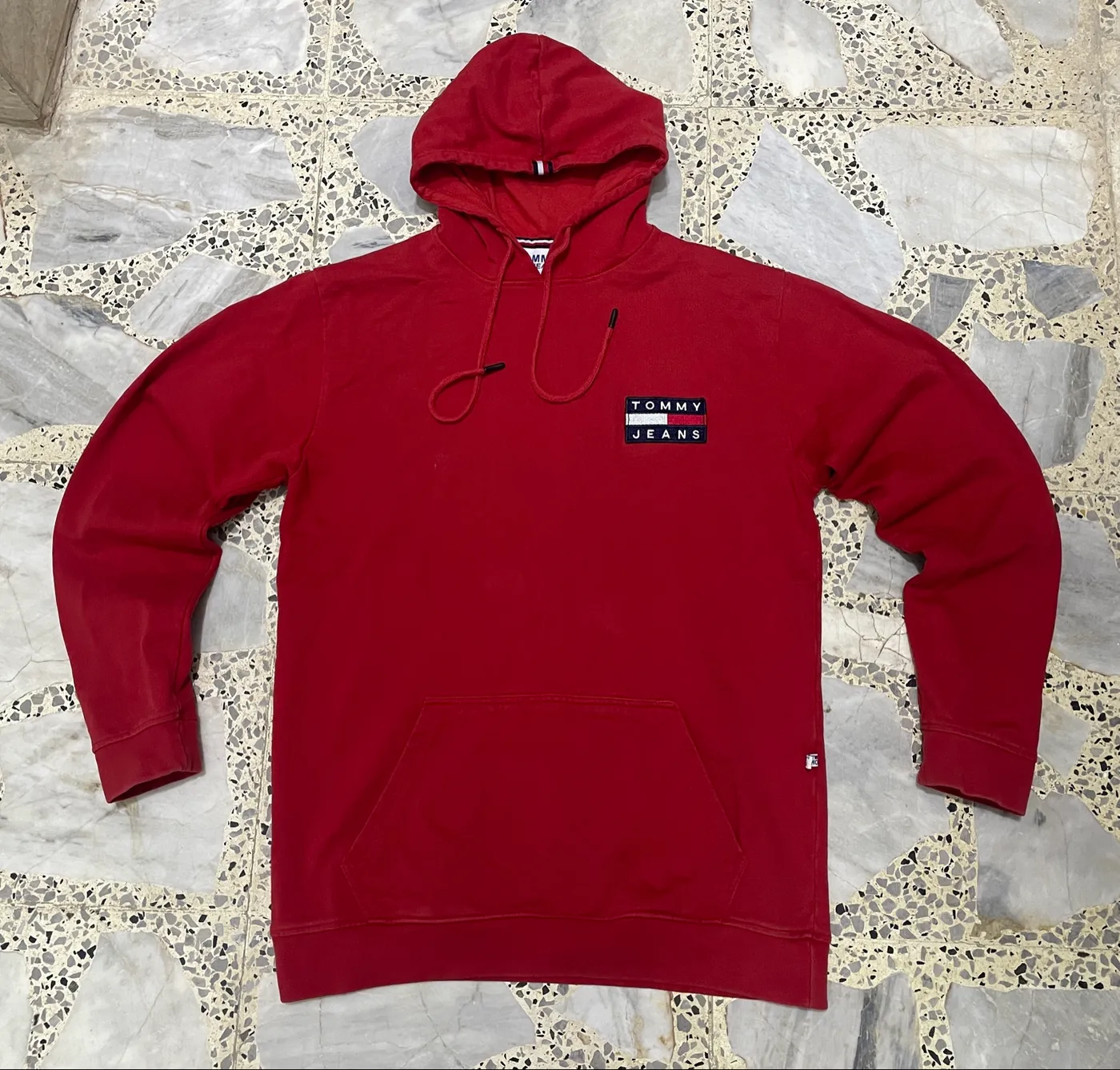 هوديي باللون الأحمر من علامة تومي جينز (Tommy Jeans)