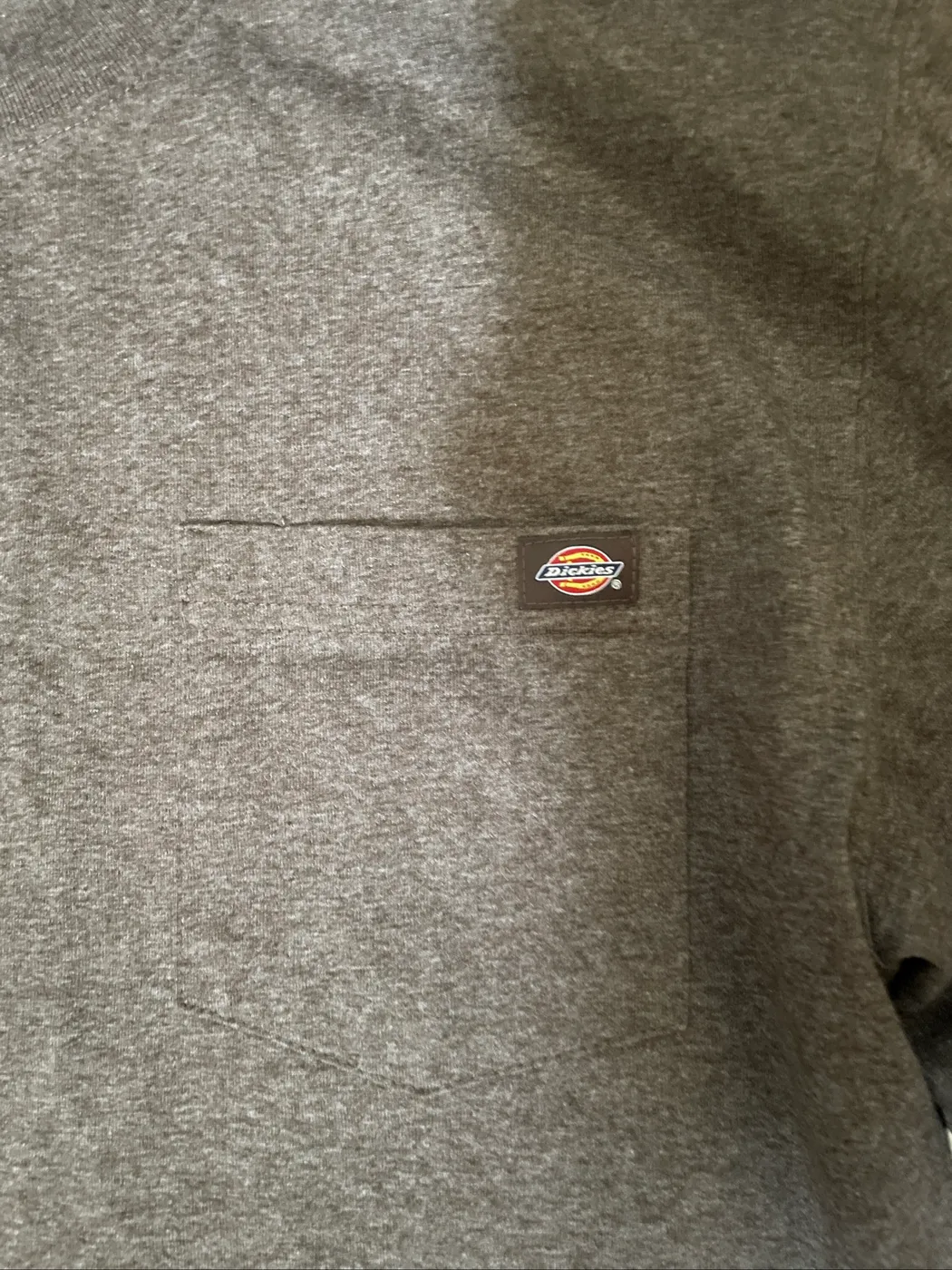 بلوز رجالي بأكمام طويلة وجيب على الصدر من علامة ديكييز (Dickies) بلون رمادي داكن مرقط