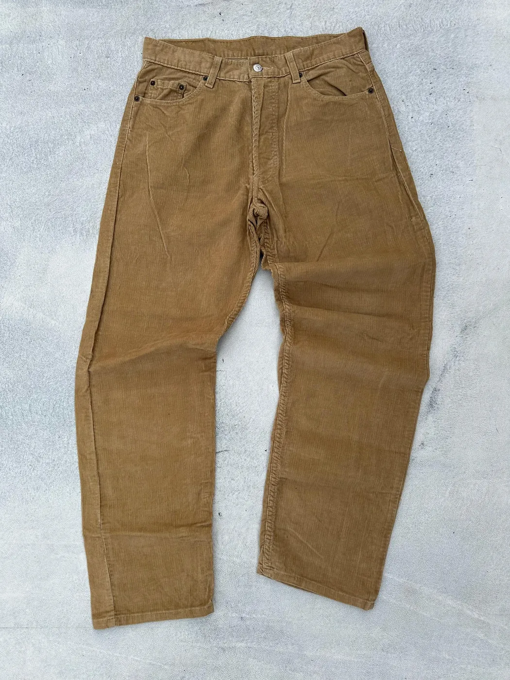 بنطال مخمل (Corduroy) كلاسيكي من إنتاج شركة Levi Strauss & Co. الشهيرة