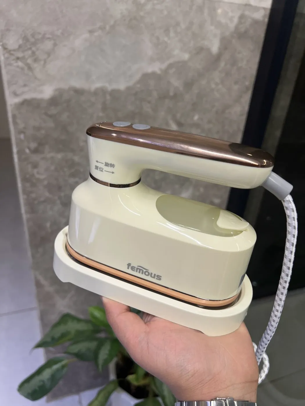 مكواة بخارية يدوية ماركة femous