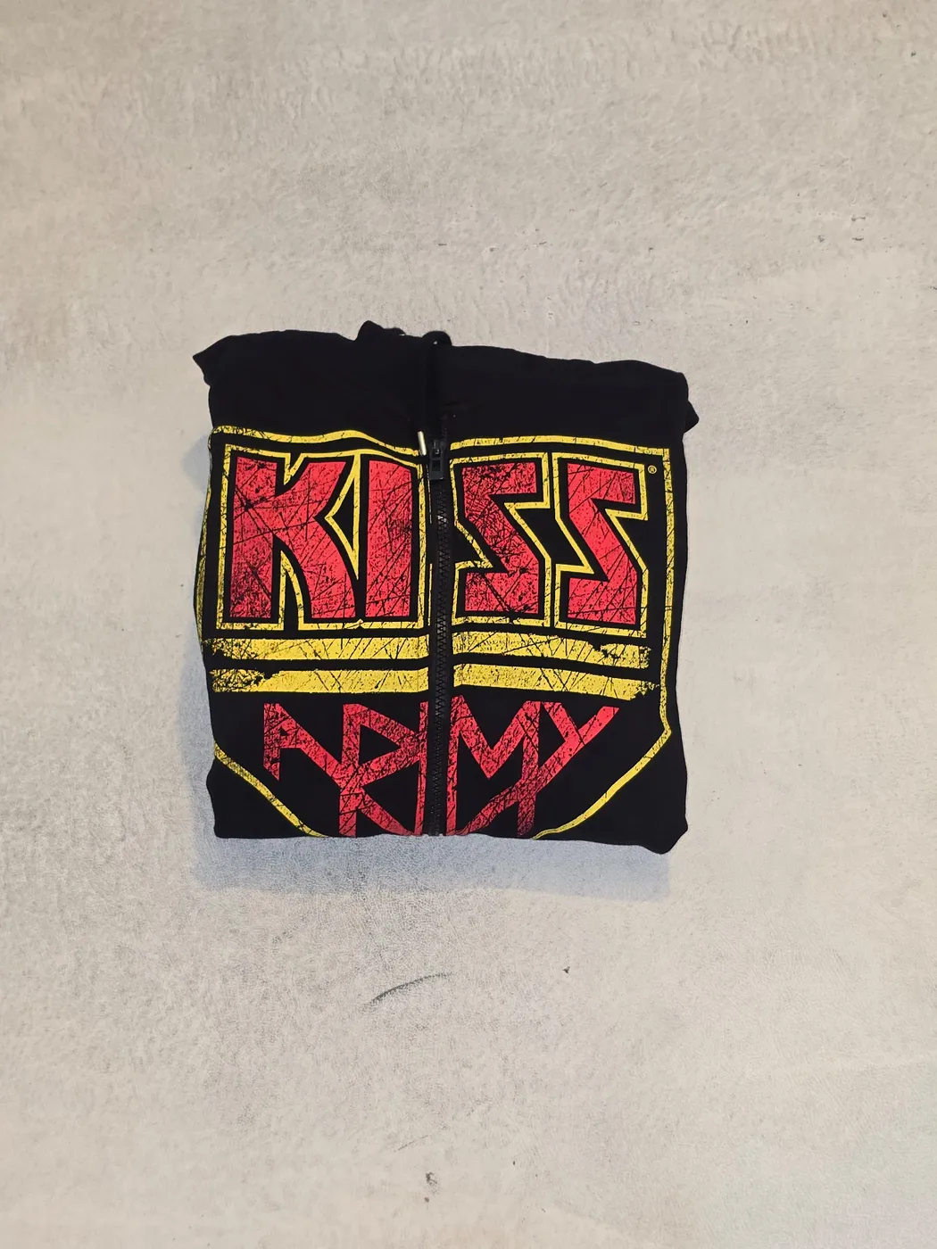 جاكيت بسحاب لون اسود بطبعة KISS ARMY