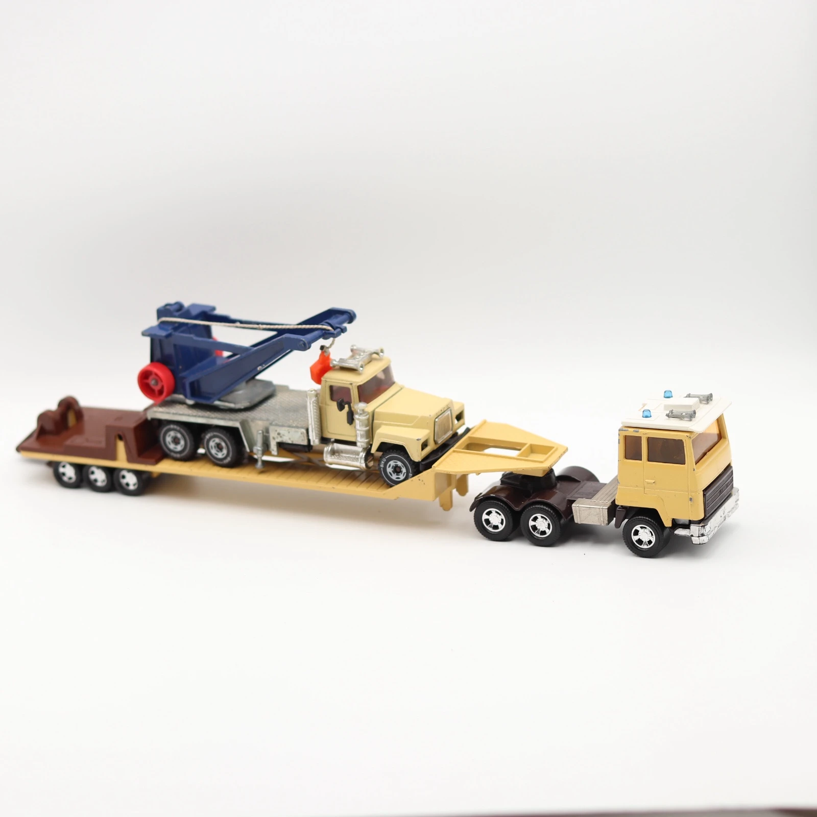 شاحنة لعبة مع قاطرة ومقطورة ورافعة | Toy Truck with Trailer and Crane