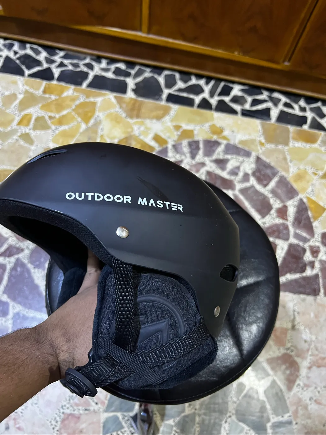 خوذة كيلفين (Kelvin) من علامة آوتدور ماستر (OutdoorMaster) باللون الأسود