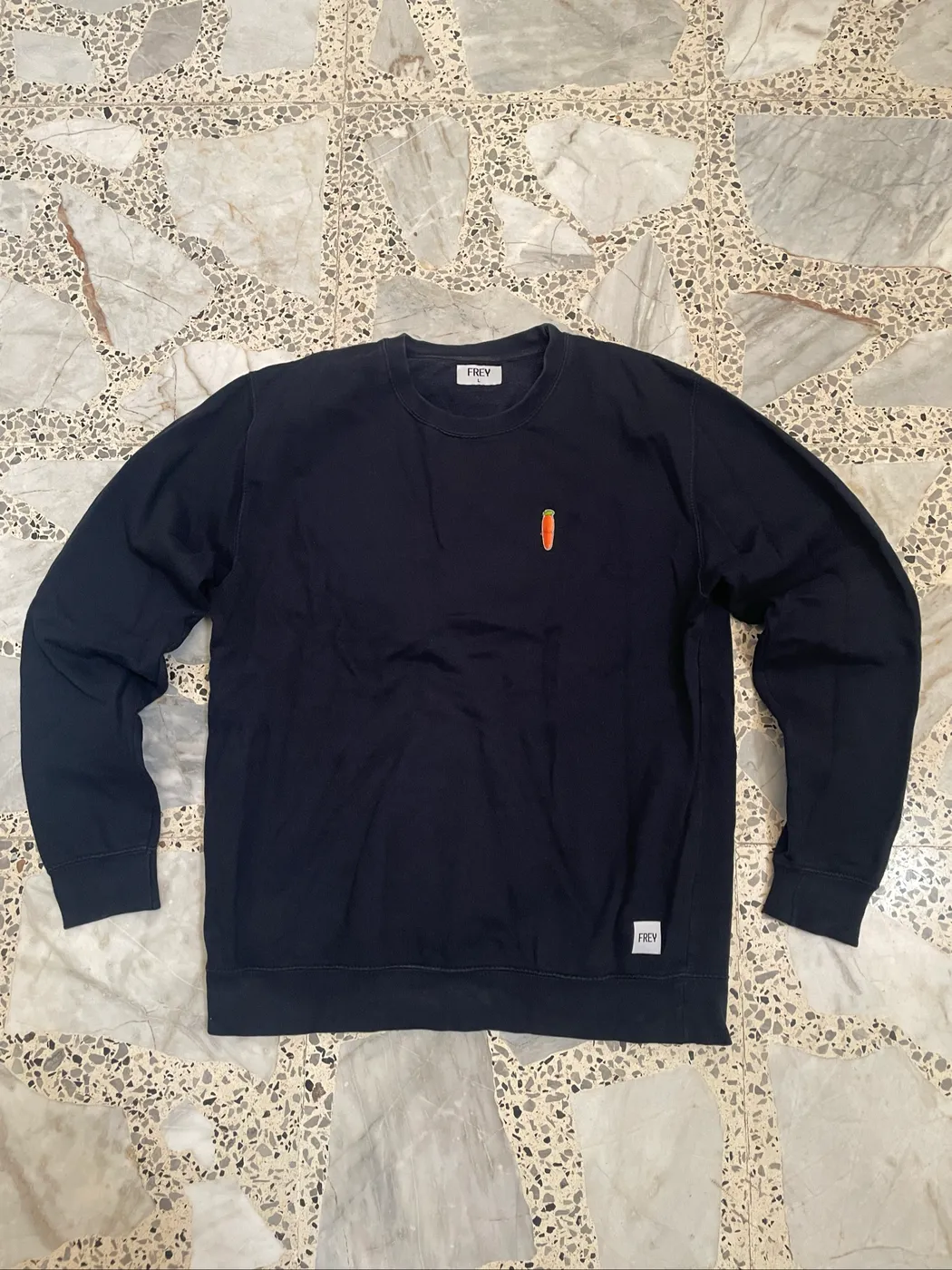بلوز كحلي اللون برقبة دائرية وتطريز صغير على الصدر من علامة FREY clothing.