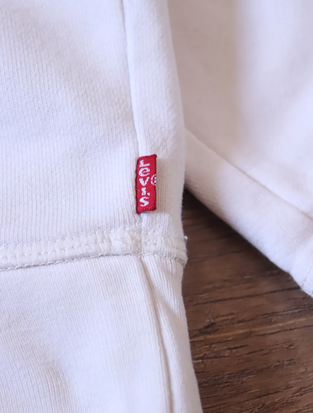 هودي Levi's أبيض بطبعة فهد - صورة 3