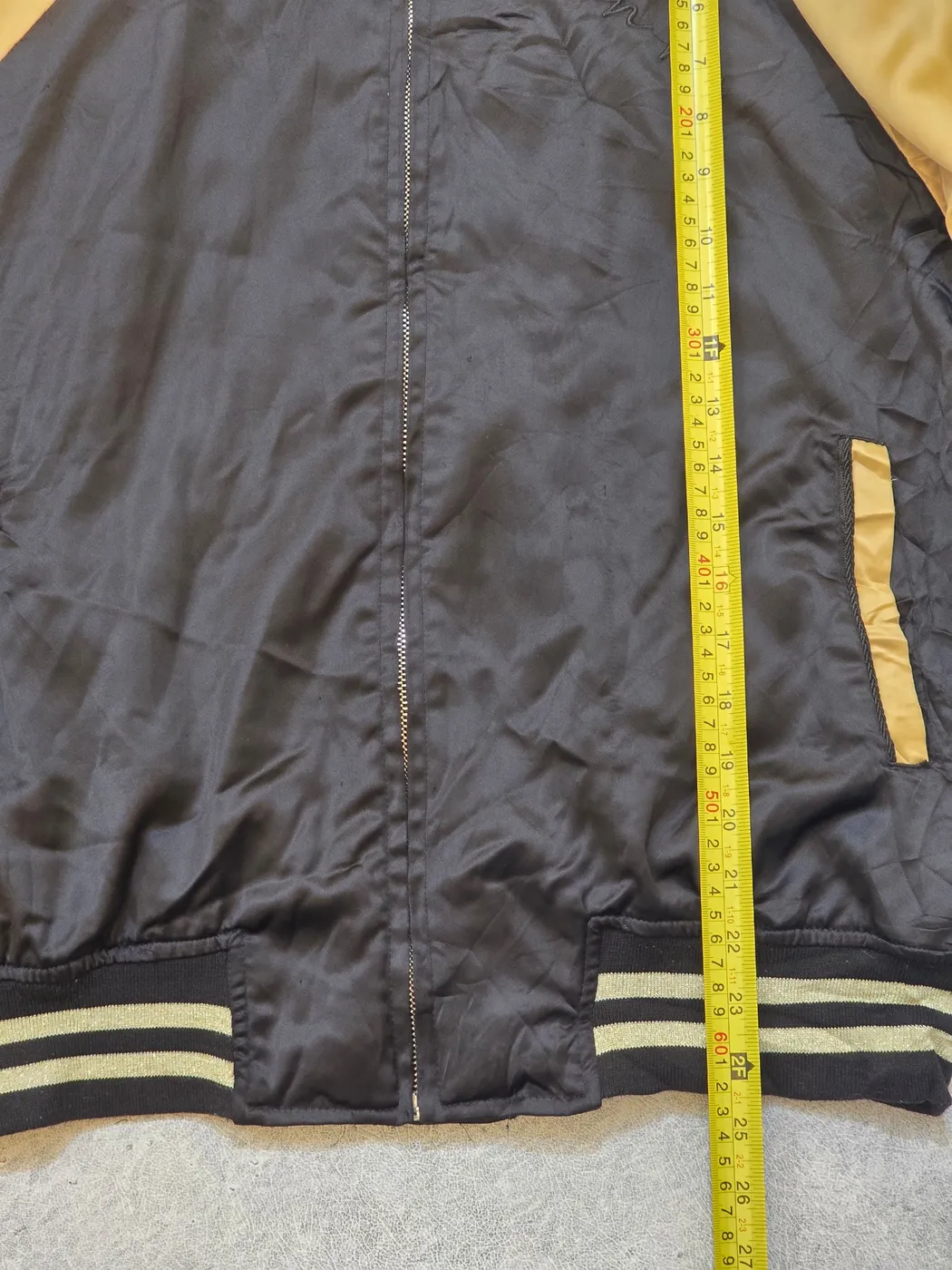 .جاكيت سوكاجان (Sukajan Jacket) وهو النمط الياباني التقليدي الشهير لسترات البومبر التذكارية اسود وذهبي مقاس M - صورة 5