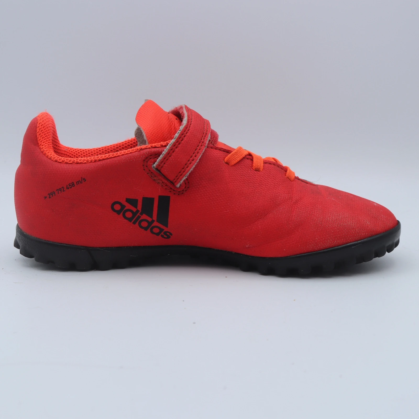 قياس ٣٤ حذاء أديداس رياضي أحمر | Red Adidas Athletic Shoe