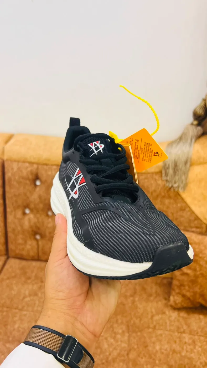 حذاء رياضي أسود وأبيض | Black and White Sports Shoe