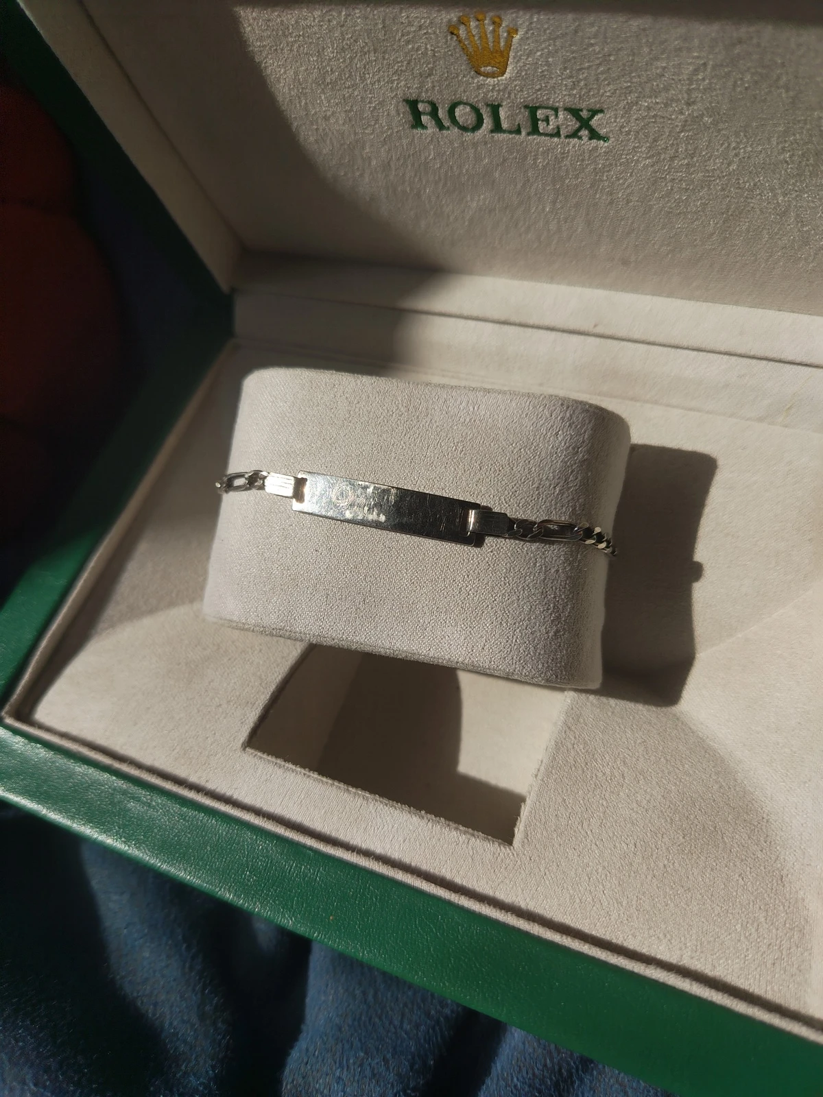 سوار معدني بلون فضي مع علبة رولكس | Silver-colored Metal Bracelet with Rolex Box