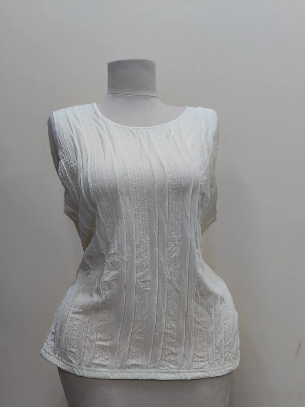 بلوزة نسائية بيضاء بدون أكمام | White Sleeveless Women's Blouse