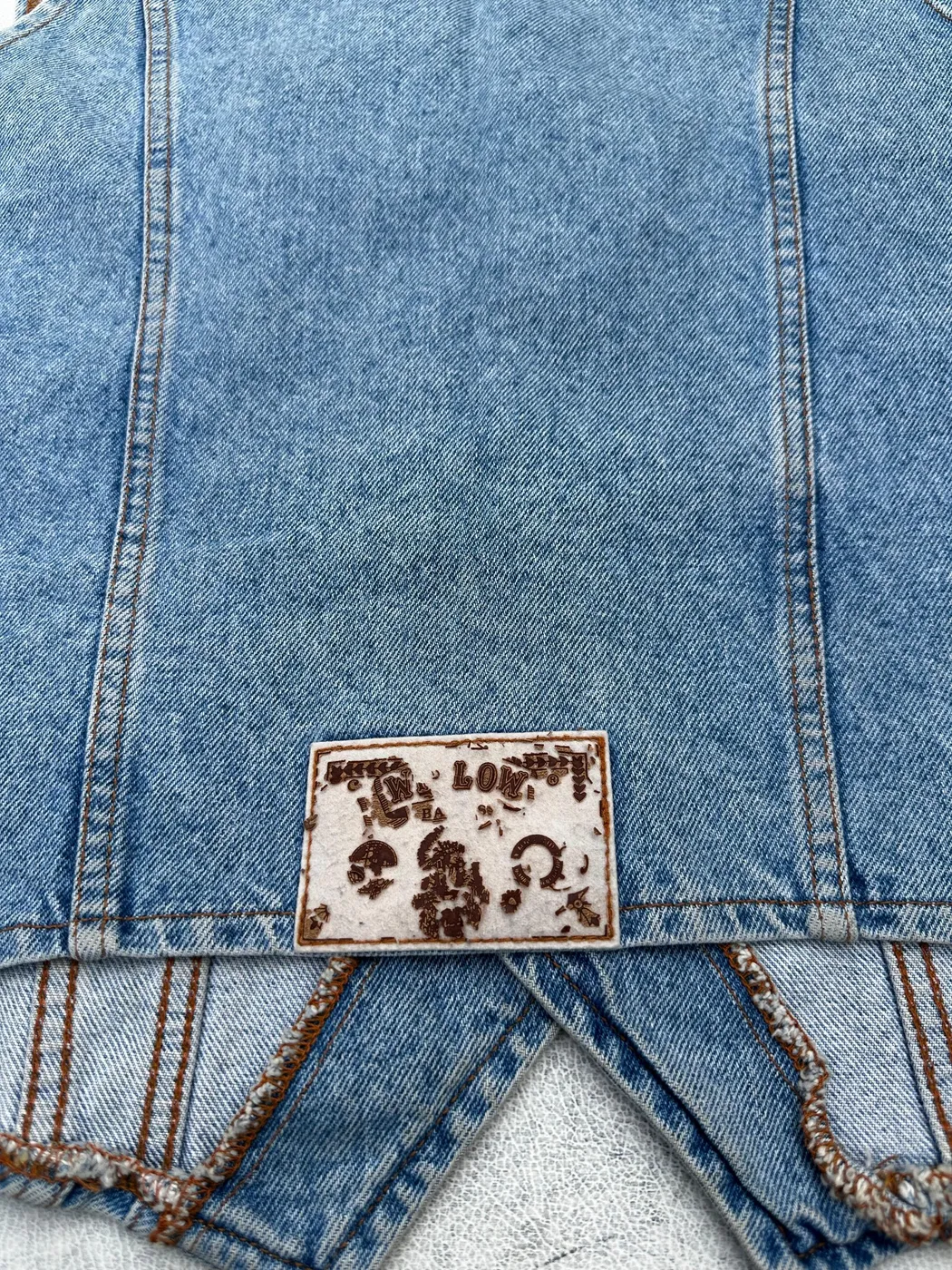 سترة جينز كلاسيكية بدون أكمام (Vintage Denim Vest) - صورة 3