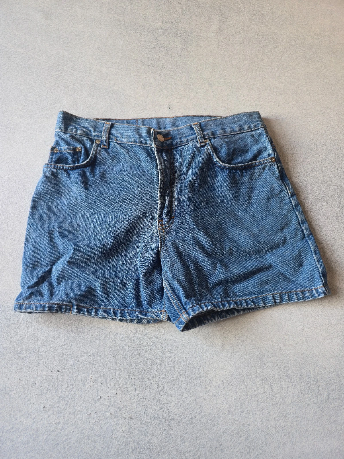 شورت رجالي نسائي من Levis
